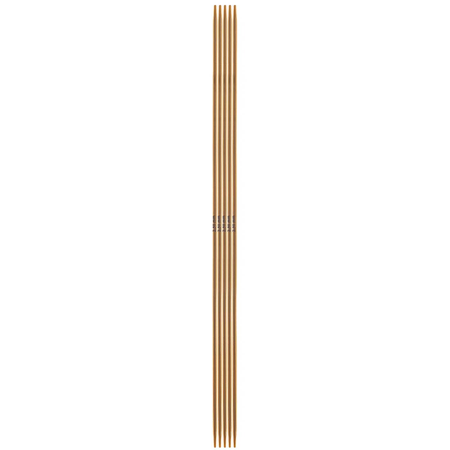 Nadelspiel 20cm Bambus von Rico Design, bestehend aus fünf glatten, hellbraunen Stricknadeln. Ideal für Strickprojekte.