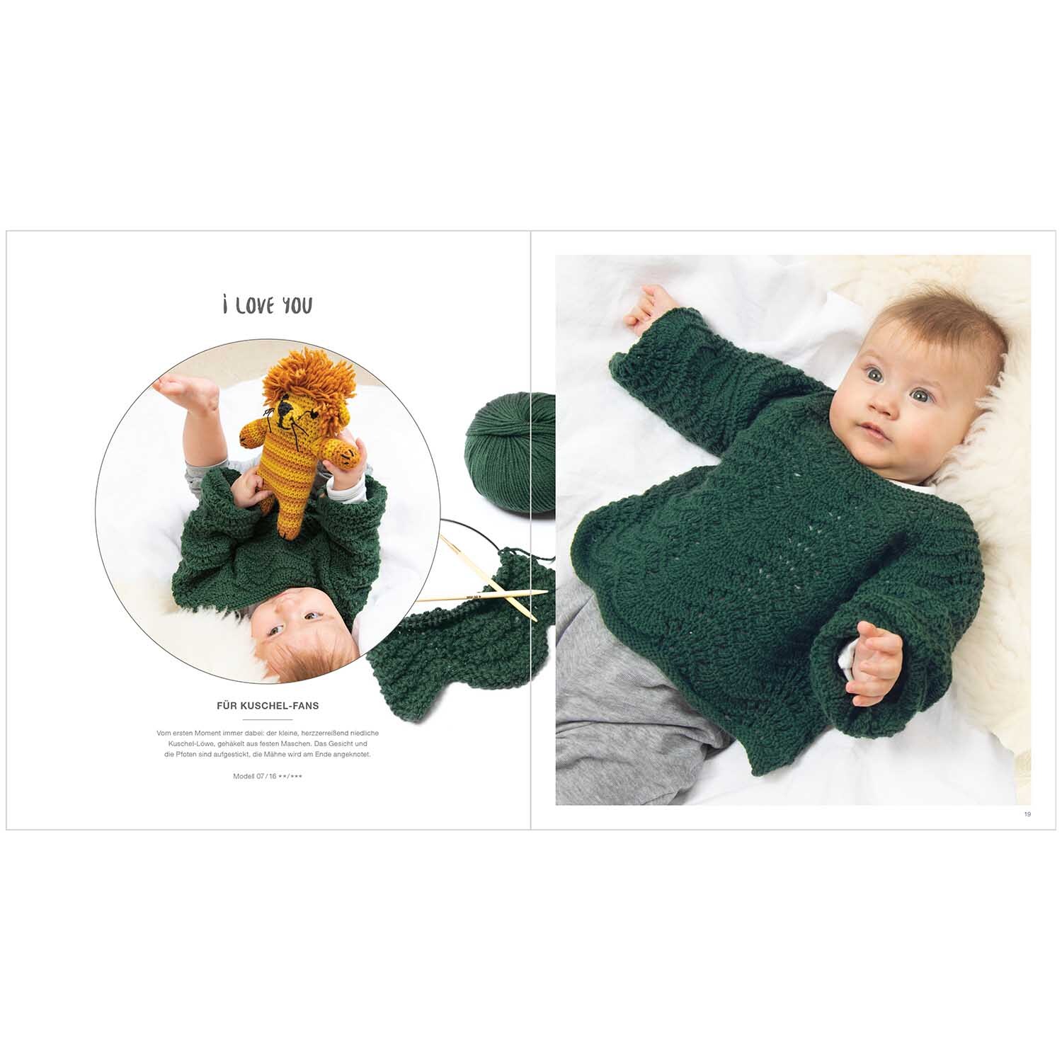 Rico Baby Heft Nr.28: Ein Baby in einem gestrickten, grünen Pullover liegt auf einer Decke.