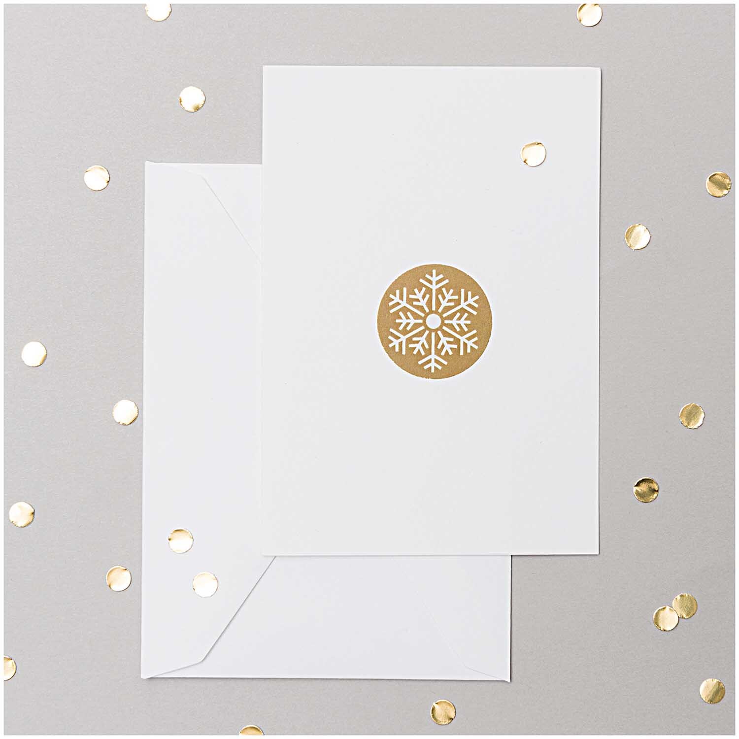Paper Poetry Kartenset Basic weiß A7/C7, 30-teilig, zeigt eine Karte mit goldener Schneeflocke auf weißem Hintergrund, umgeben von goldenen Punkten.