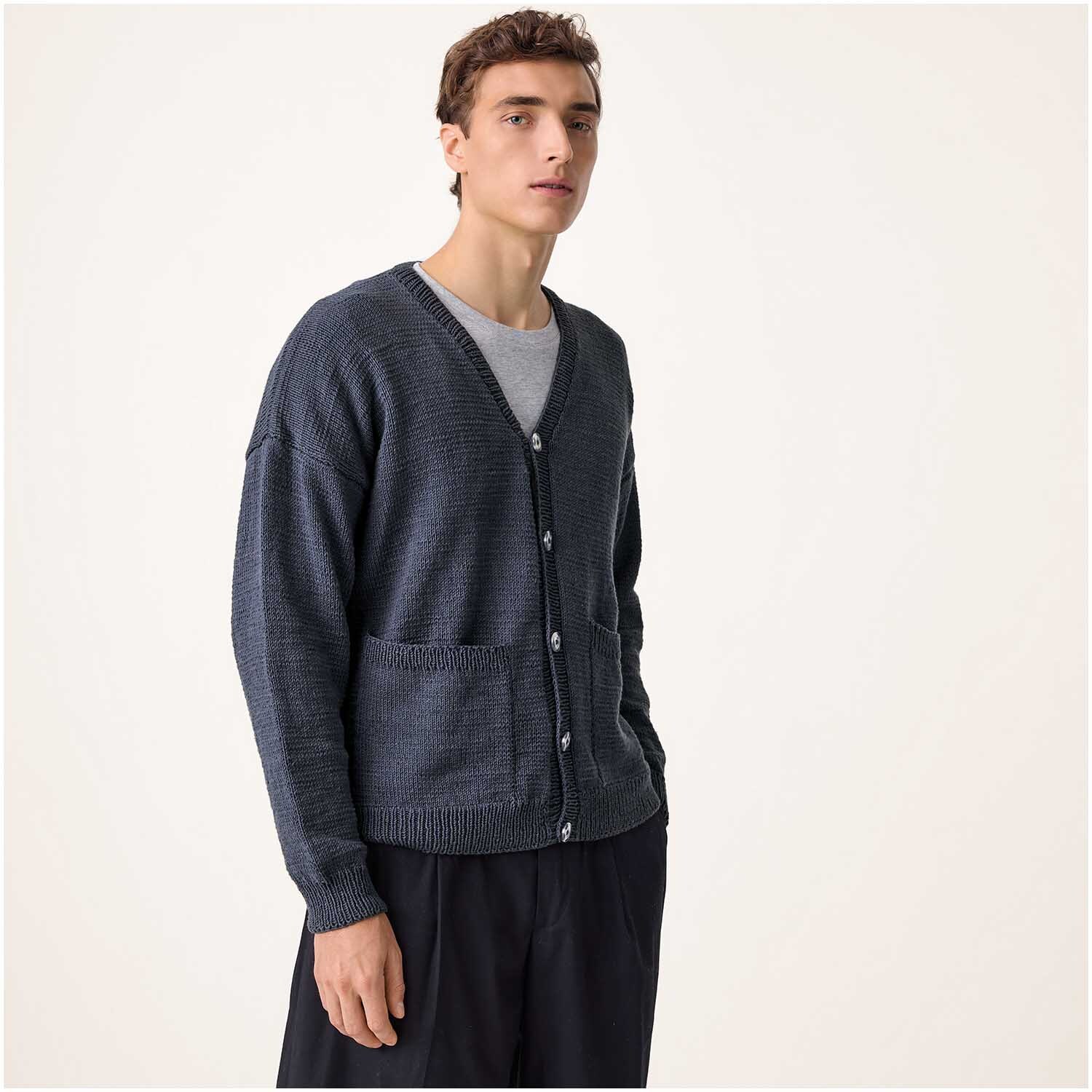 Luxury Cotton Silk Cashmere dk: Eleganter Cardigan in Marineblau von Rico Design, getragen von einem Mann.