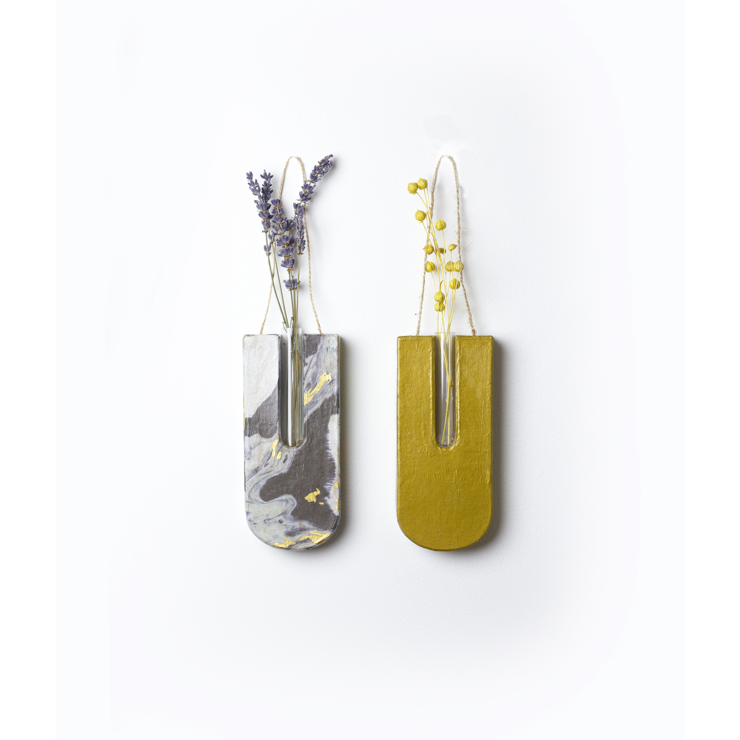 Bastelset Kreativer Moment Stielvase: Zwei hängende Vasen in Grau und Gelb mit Trockenblumen.