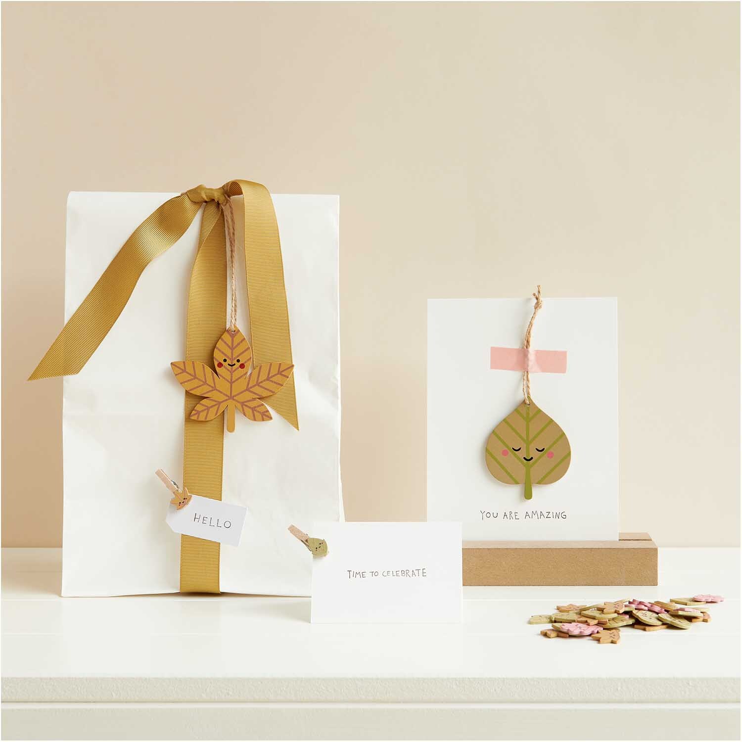 Holzclips Blätter Mix bunt 3cm 8 Stück von Rico Design, dekorativ an Geschenk und Karte befestigt.