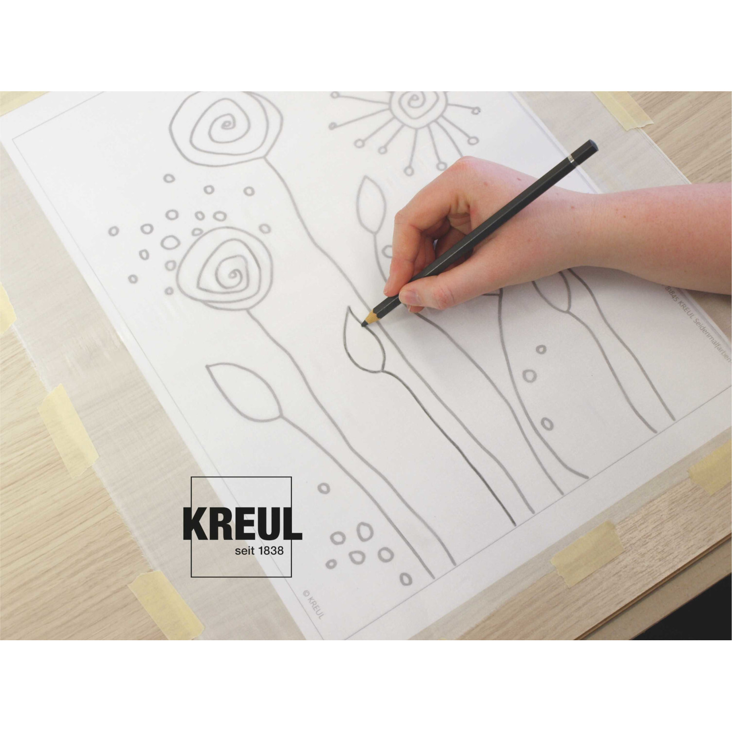Javana Malen auf Seide Starterset: Hand zeichnet florales Muster auf Seide mit KREUL-Stift.