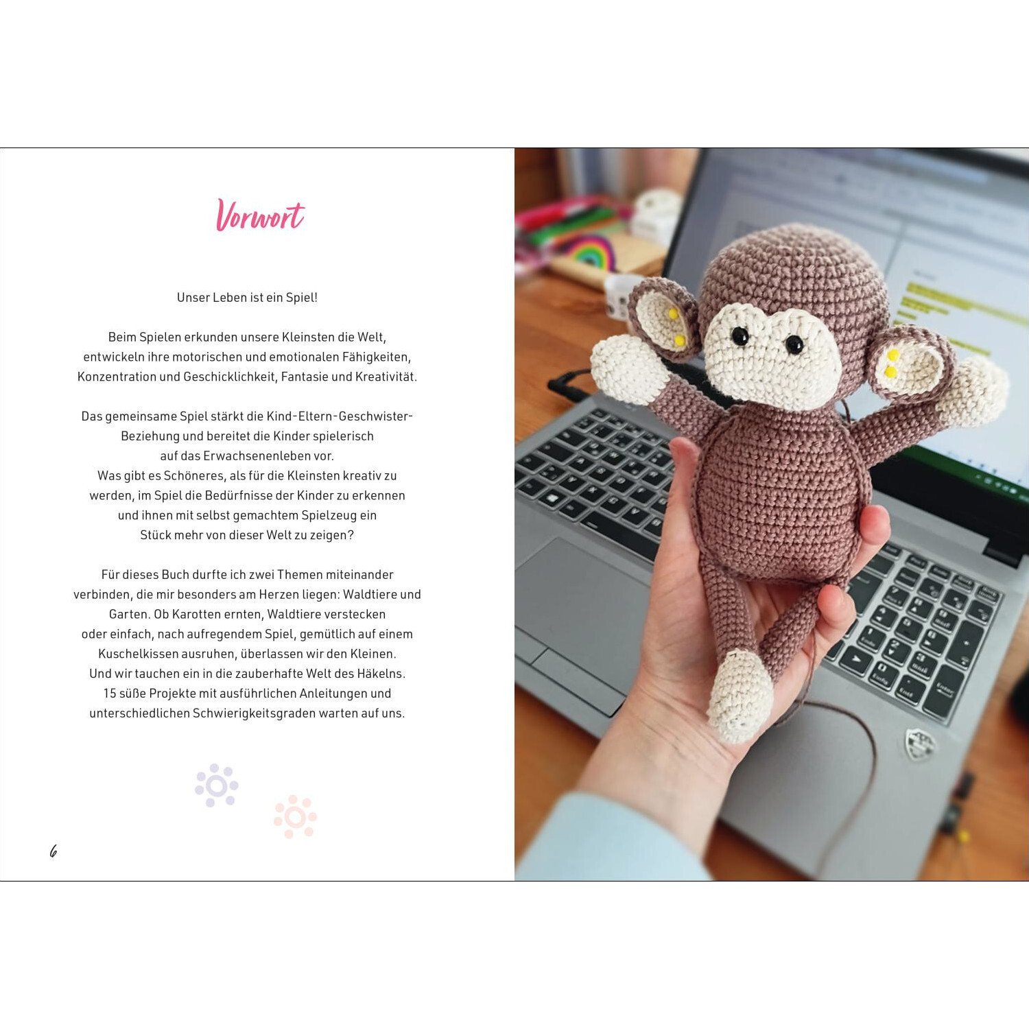 Spielzeug für Babys häkeln: Hand hält gehäkelten Affen vor Laptop. Christophorus Verlag.