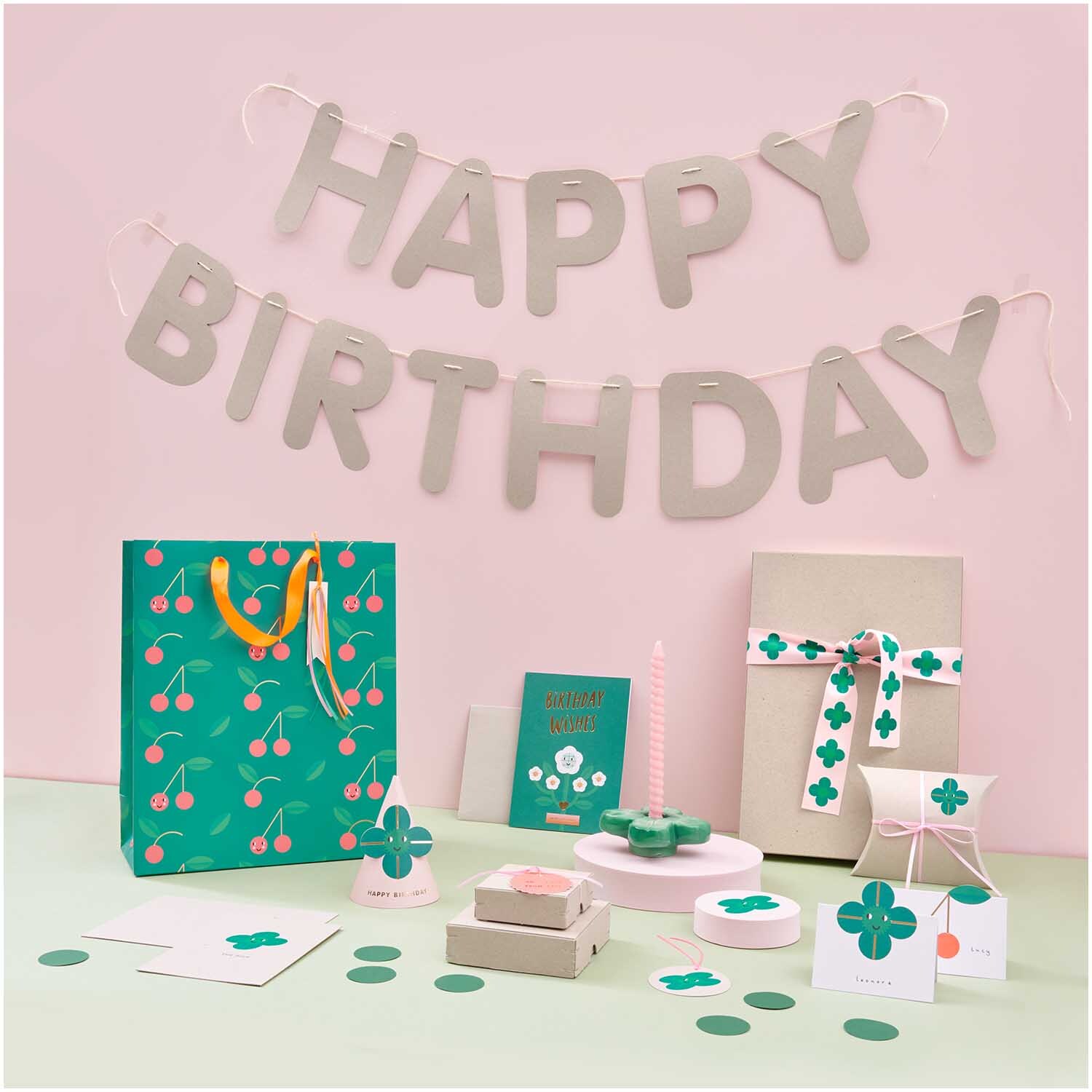 Paper Poetry Girlande Happy Birthday 5m aus Graukarton, dekoriert mit Geschenken und Karten.