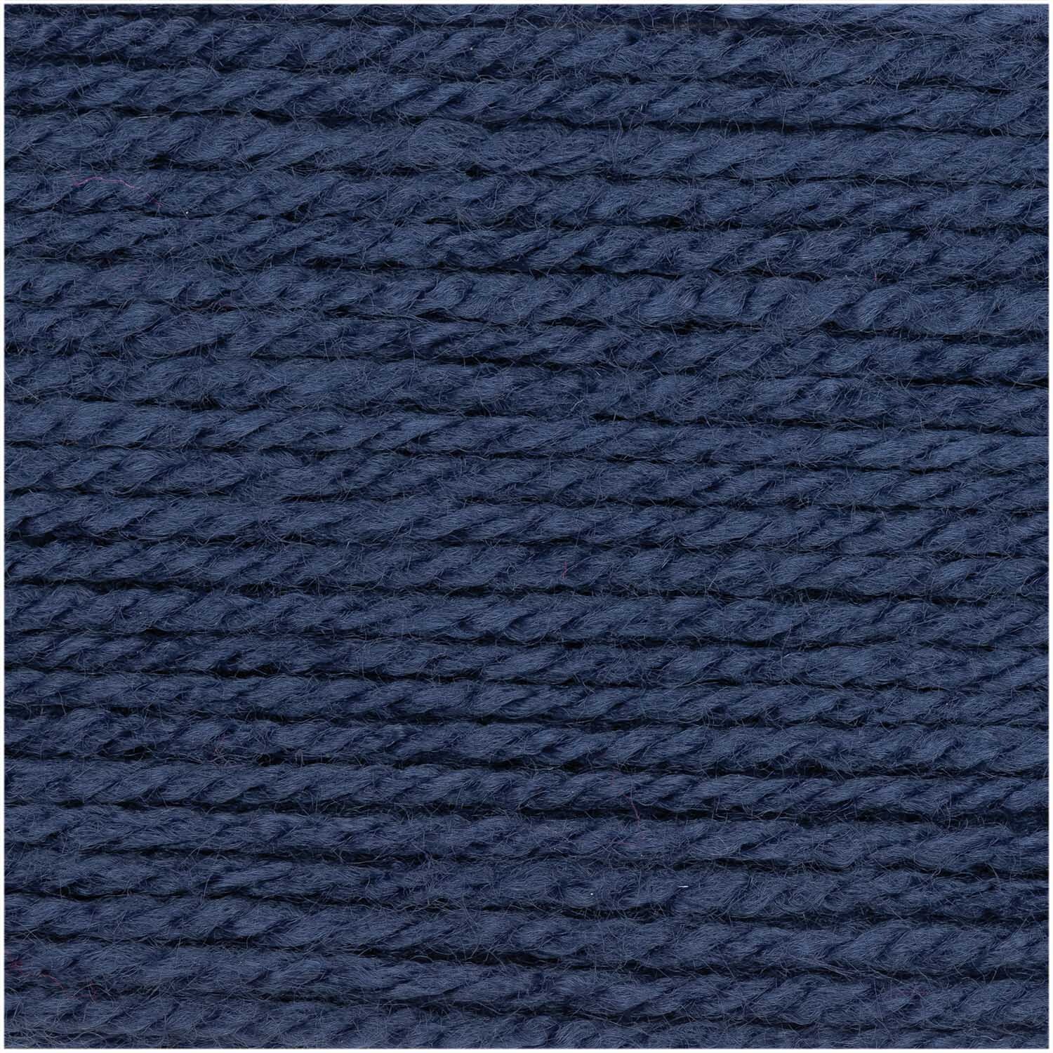 Basic Soft Acryl dk: Nahaufnahme von mittelblauem Garn von Rico Design, 50g 155m, ideal für Strickprojekte.