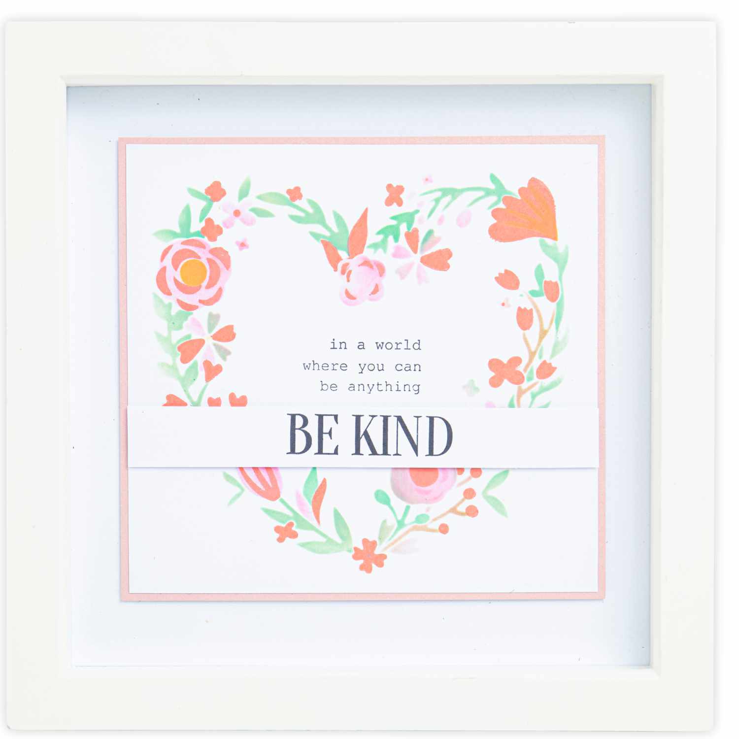 Layered Stencils Heart Wreath zeigt einen bunten Blumenkranz in Herzform mit der Aufschrift "BE KIND".