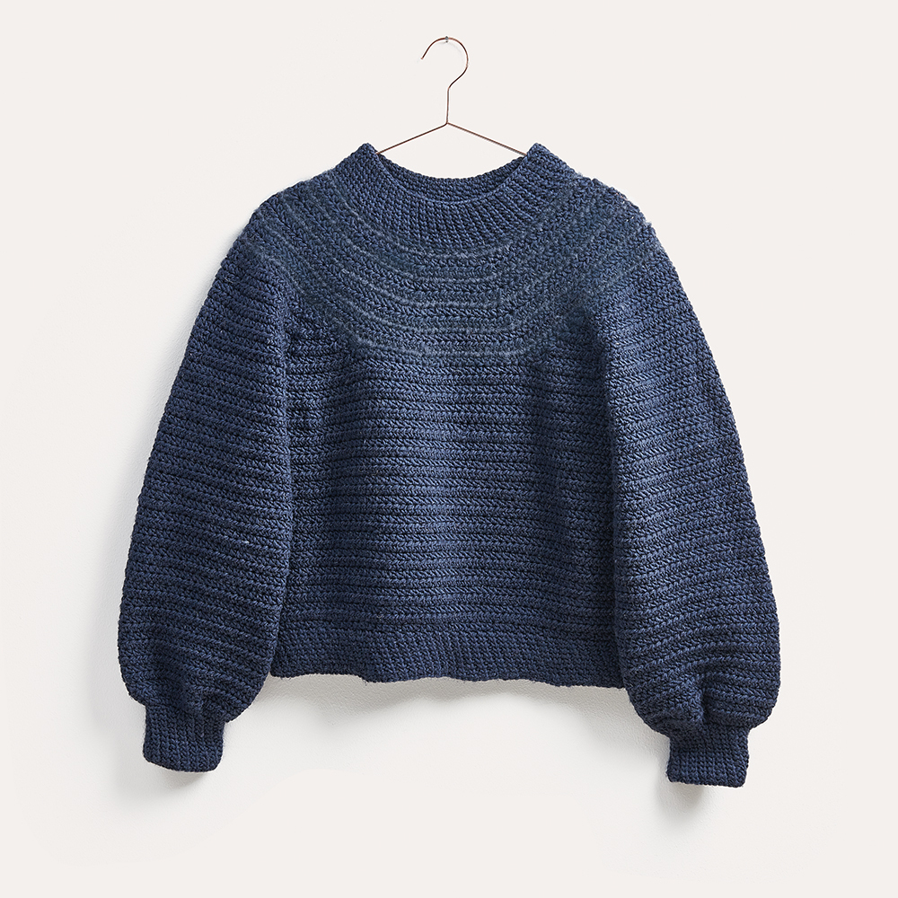 Häkelset Pullover Modell 13: Dunkelblauer, handgefertigter Pullover mit Rundhalsausschnitt, aus der Winter Crochet Collection.