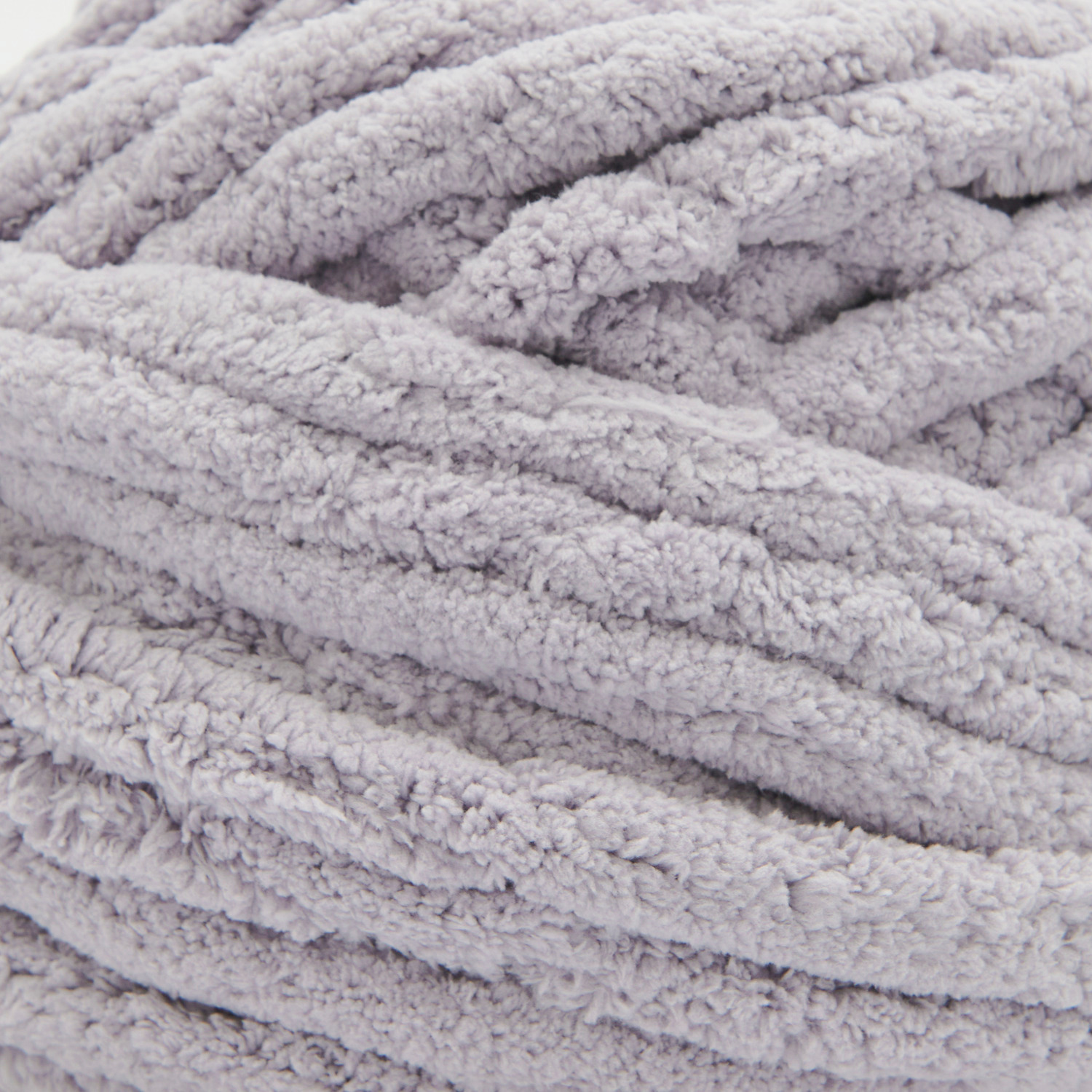 Chenillove Super Big: Flauschiges, lavendelfarbenes Garn von Rico Design, ideal für Strickprojekte.