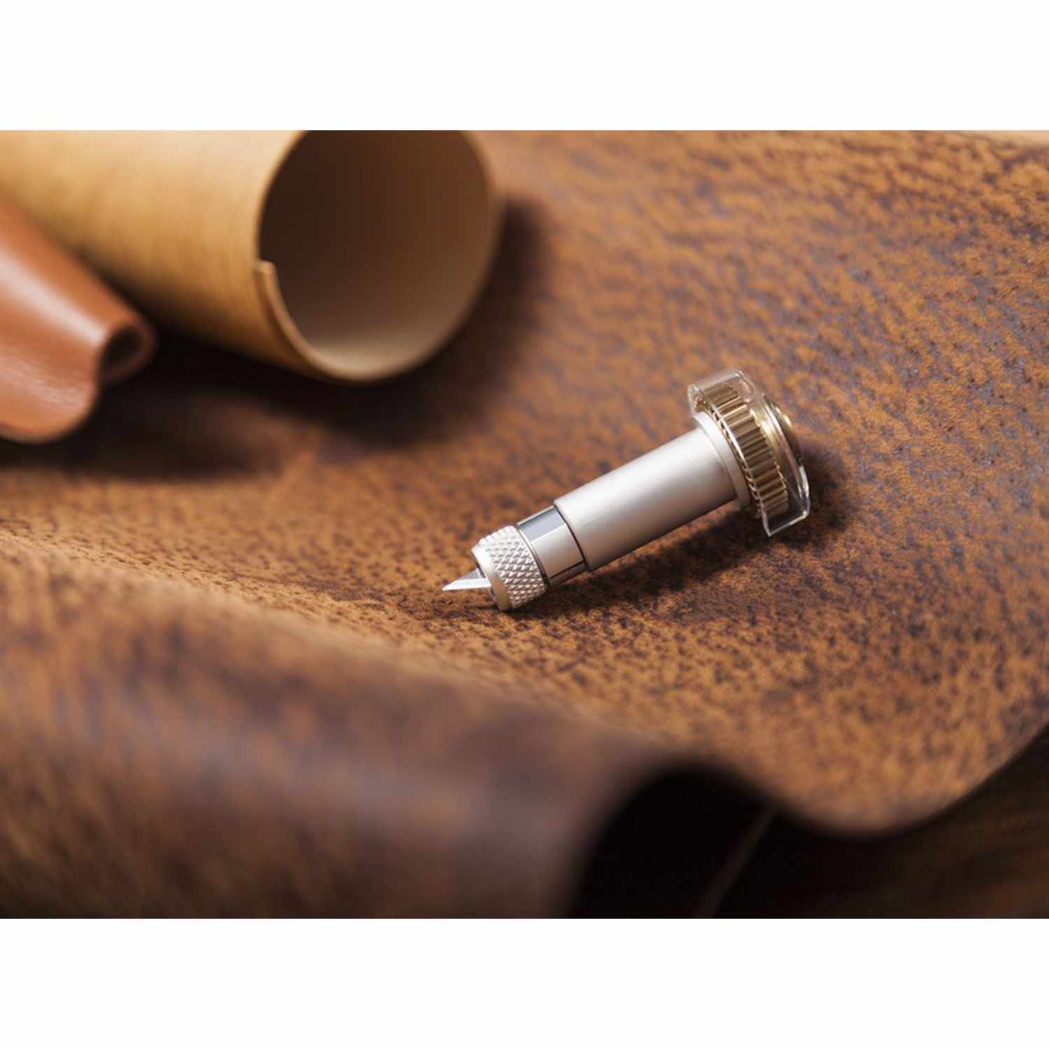 Maker Knife Blade mit Gehäuse auf braunem Leder, ideal für präzises Schneiden. Marke: Cricut.