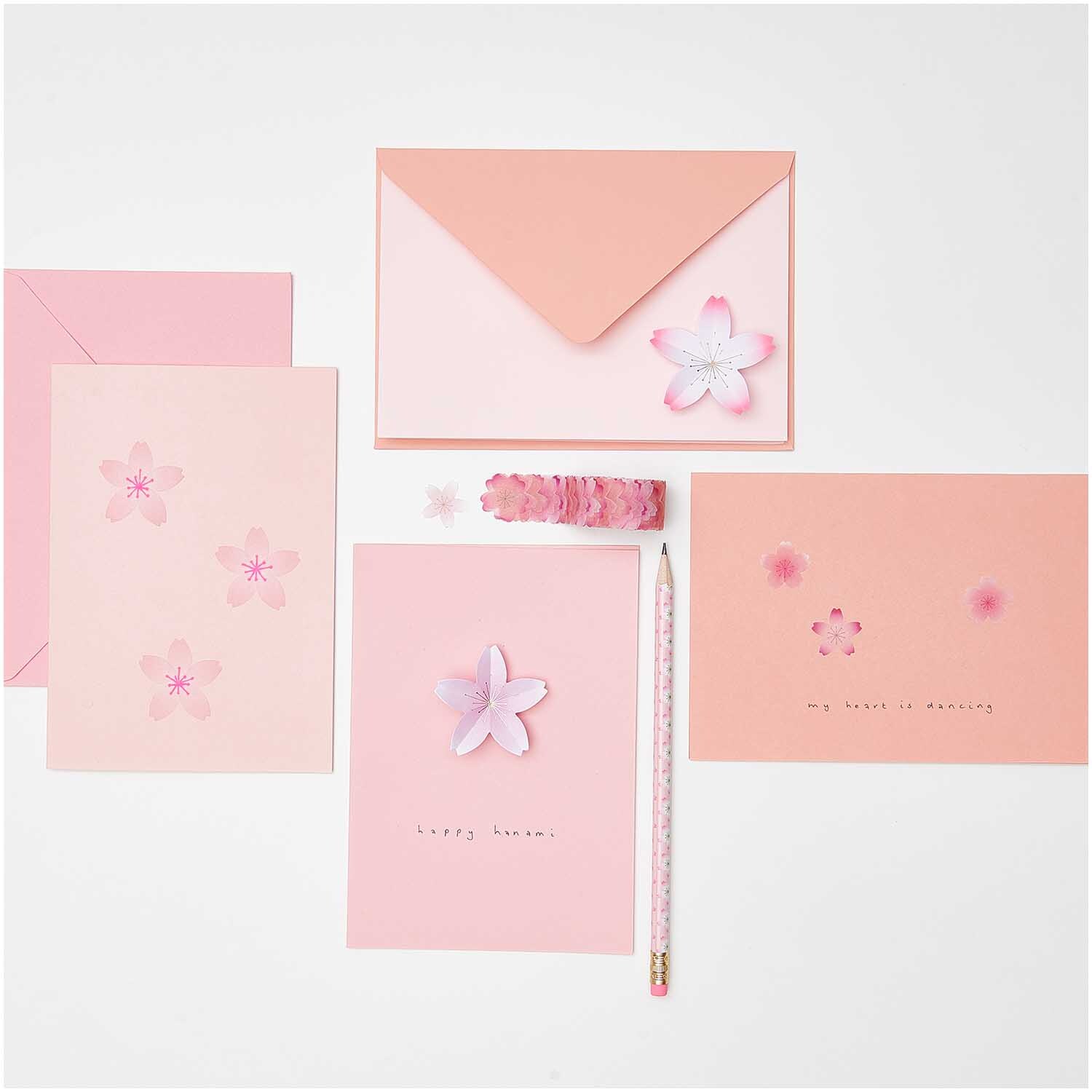 Paper Poetry Kartenset Sakura Mix B6/B6 zeigt rosa Karten mit Kirschblütenmotiven und Umschlägen. Enthält 24 Teile von Rico Design.