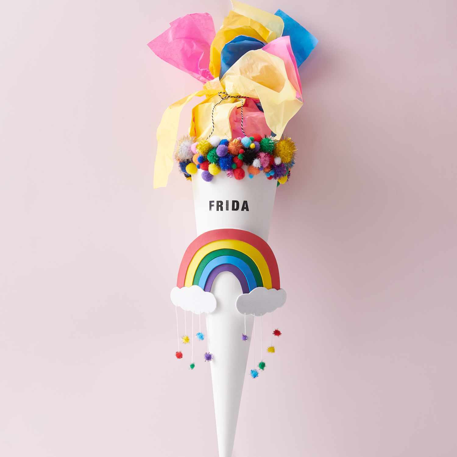 Bastelset Schultüte Regenbogen mit bunten Pompons und Regenbogenmotiv, ideal für den Schulanfang.