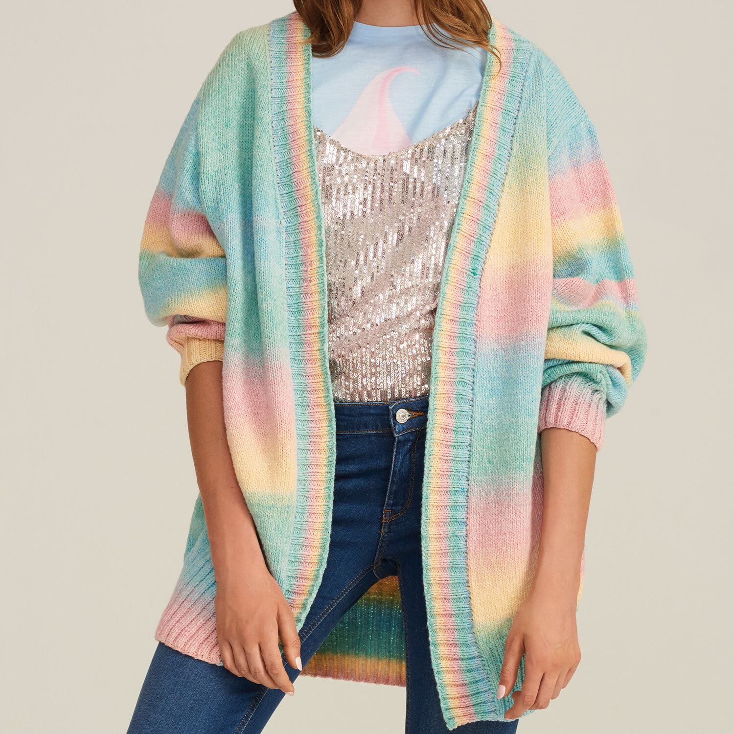 Strickanleitung Jacke aus Fashion Cotton Light & Long: Bunte, pastellfarbene Strickjacke über Pailletten-Top und Jeans.