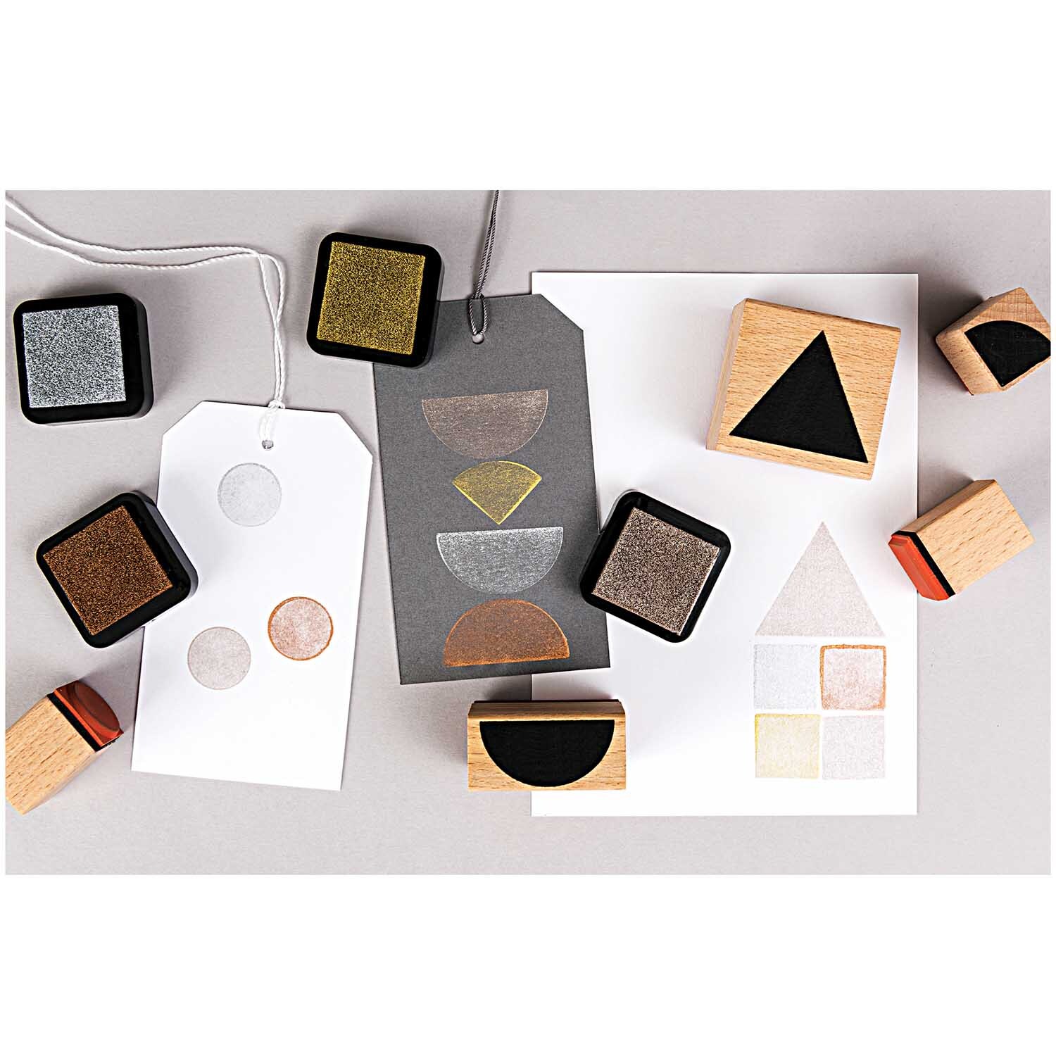 Paper Poetry Stempelset geometrische Symbole eckig von Rico Design, 7-teilig, zeigt verschiedene Stempel und Tinte auf Papier in kreativen Mustern.