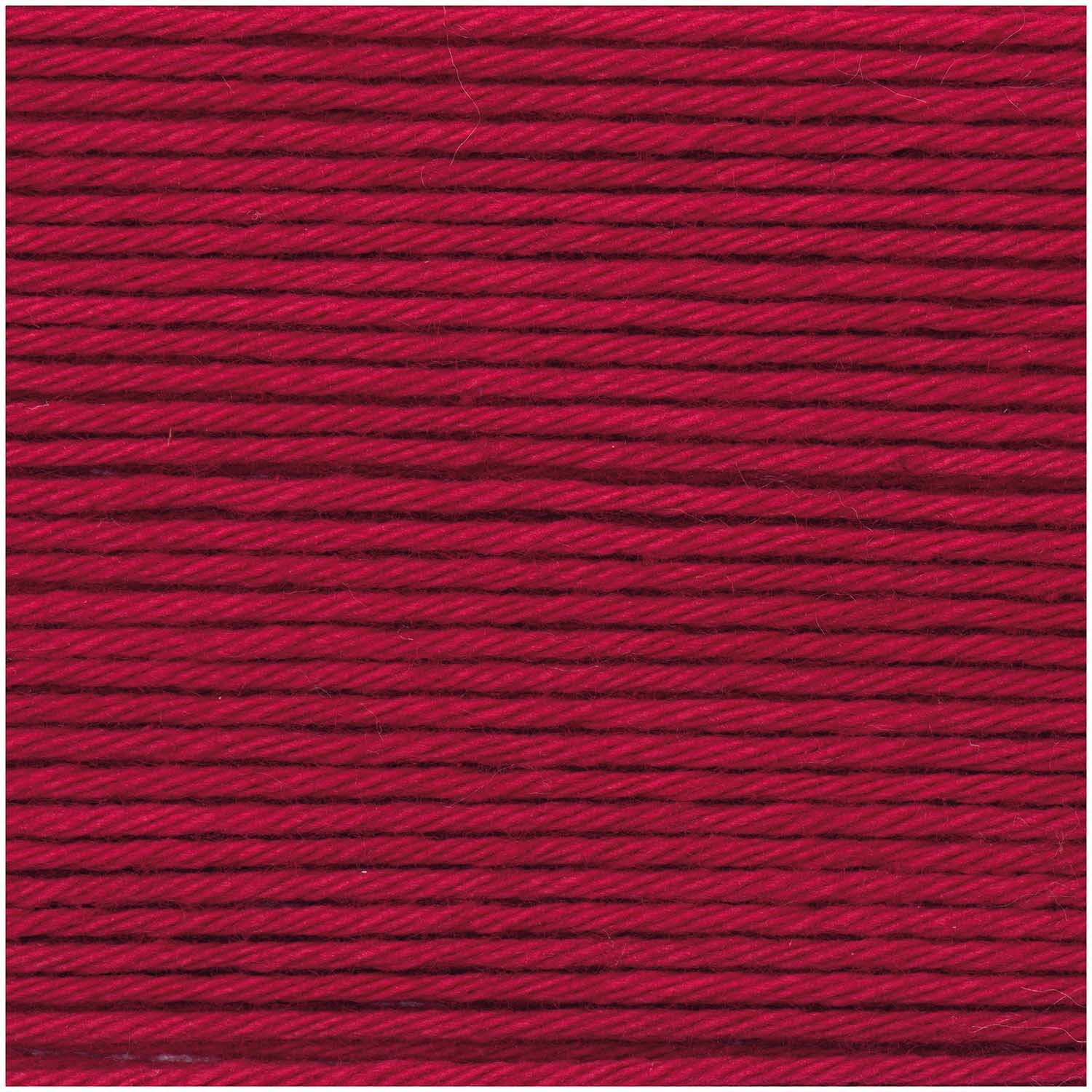 Creative Ricorumi dk von Rico Design in weinrot, 25g. Nahaufnahme von weichem Garn in intensiver Farbe.