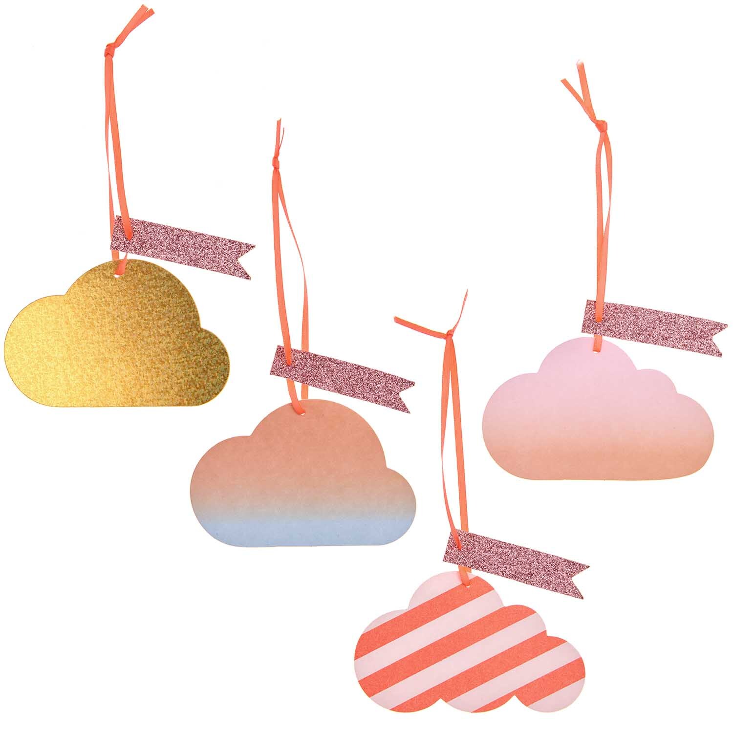 Paper Poetry Geschenkanhänger Wolken 4 Stück von Rico Design in Wolkenform mit bunten Mustern und Glitzerbändern, ideal zum Verzieren von Geschenken.