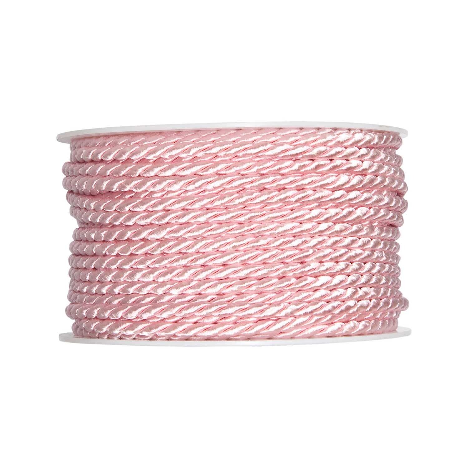 Kordel 4mm 5m: Eine rosa Kordel von Halbach, aufgerollt auf einer weißen Spule, ideal für kreative Projekte.