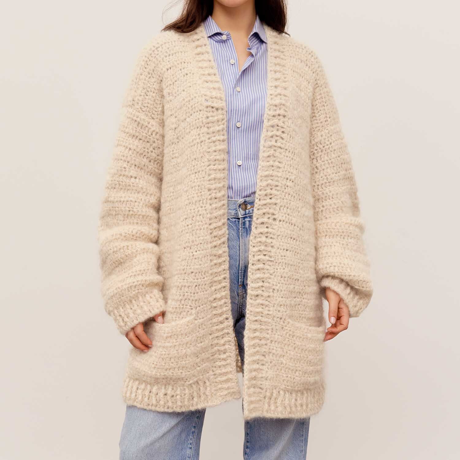 Häkelanleitung Cardigan aus Fashion Mohair Merino chunky: Beiger Strickcardigan, lässig über Hemd und Jeans getragen.