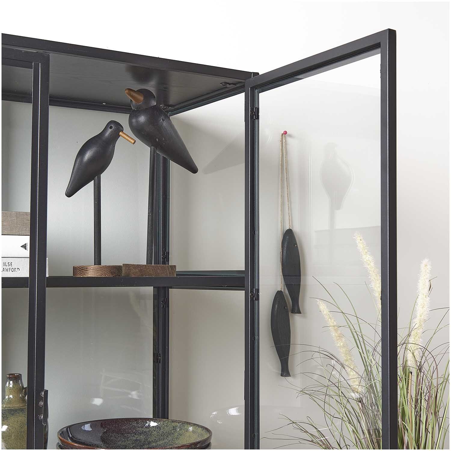 Dünengras im Topf 64cm neben einem schwarzen Schrank mit dekorativen Vögeln und Fischen. Ideal für modernes Wohndesign.