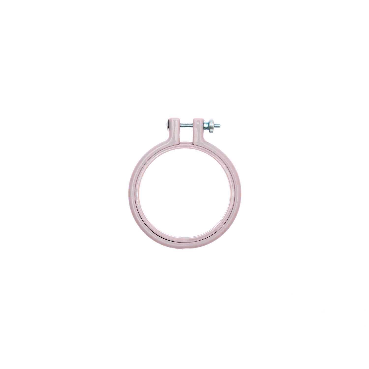Stickring aus Kunststoff lavendel 7,6cm von Rico Design. Der lila Stickring ist rund und hat eine Schraube zum Festziehen.