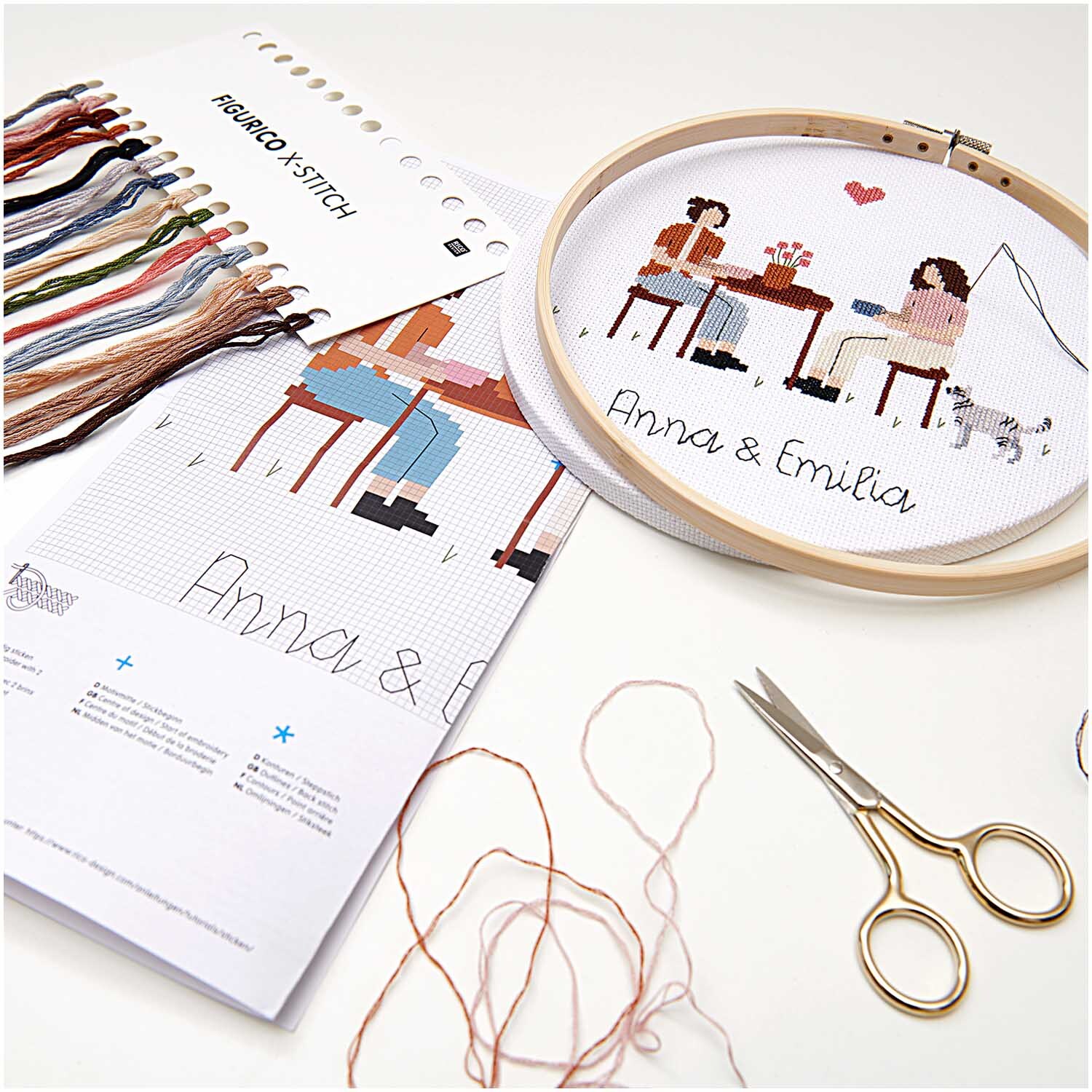 Figurico Stickpackung Teatime 20cm zeigt ein Stickset mit bunten Garnen und Stickrahmen.