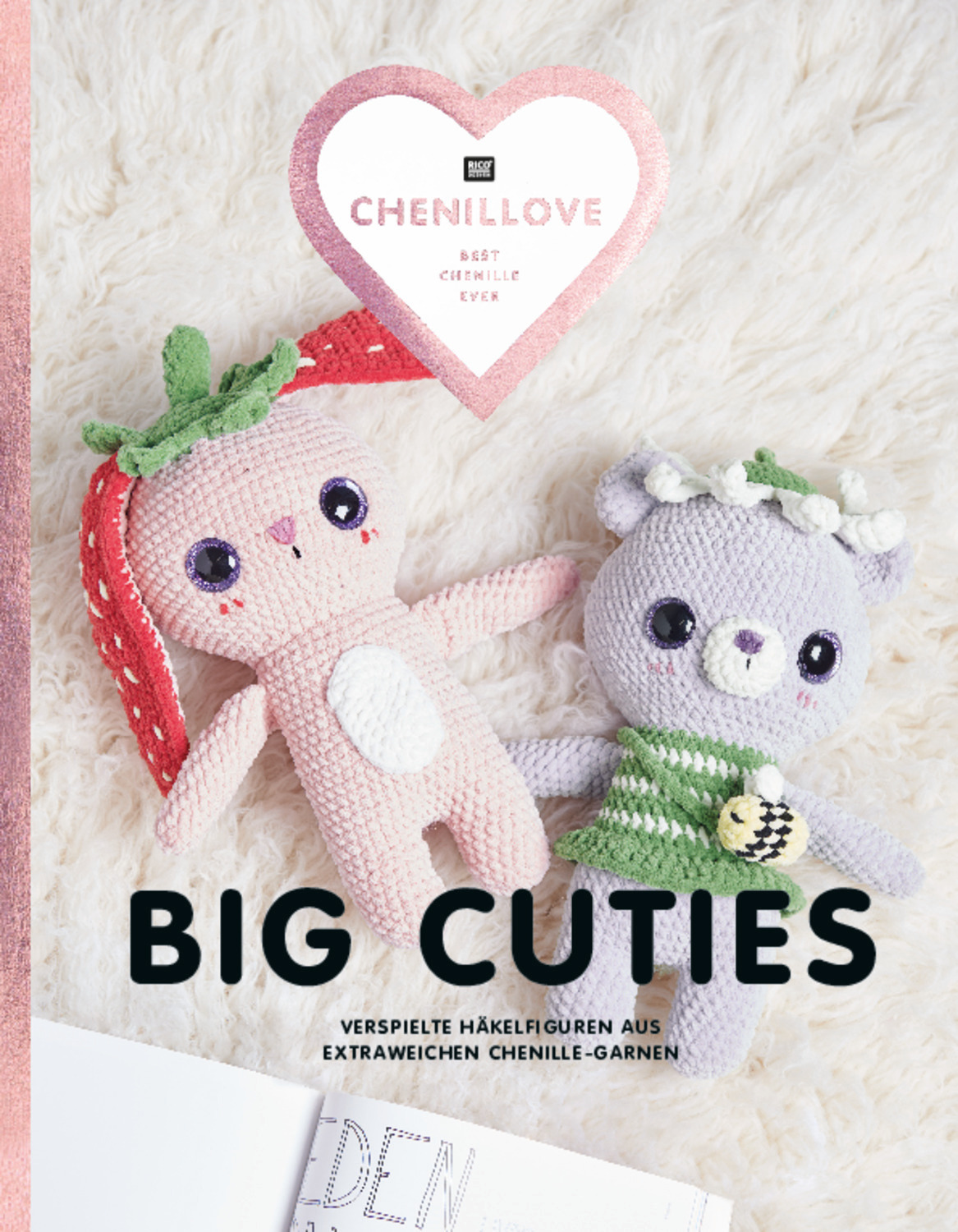 Coverbild des Häkel-Anleitungsheftes Chenillove Big Cuties von der Marke Rico Design.