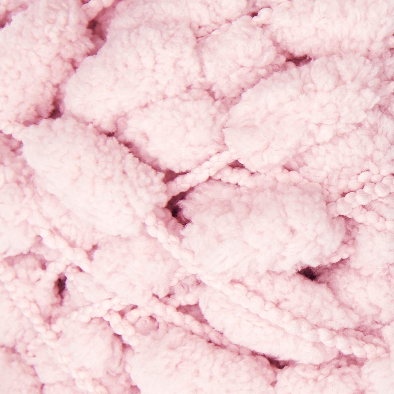 Pompon: Weiches, strukturiertes Garn in Babyrosa von Rico Design, ideal für kreative Strickprojekte.