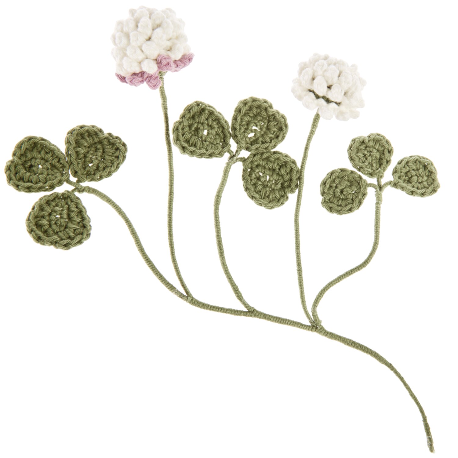 Ricorumi In the Meadow zeigt gehäkelte Kleeblätter mit drei flauschigen Blüten an langen Stielen, detailreich verarbeitet in naturinspiriertem Design.
