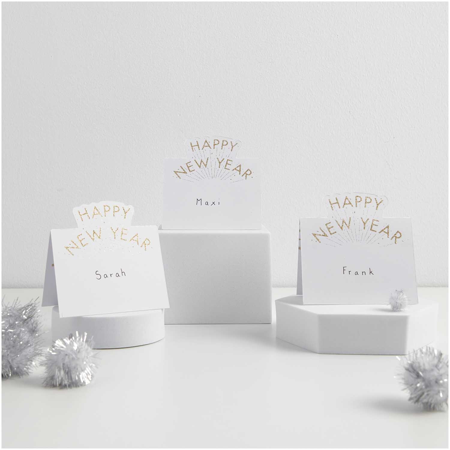 Paper Poetry Tischkarten Happy New Year von Rico Design, elegant auf weißem Hintergrund arrangiert. Ideal für festliche Anlässe.