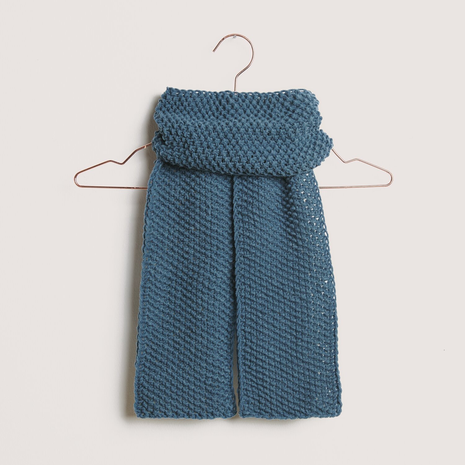 Classik Schal in Dunkeljeans auf einem Kleiderbügel, gestrickt aus Wolle Rödel, 50g 90m.