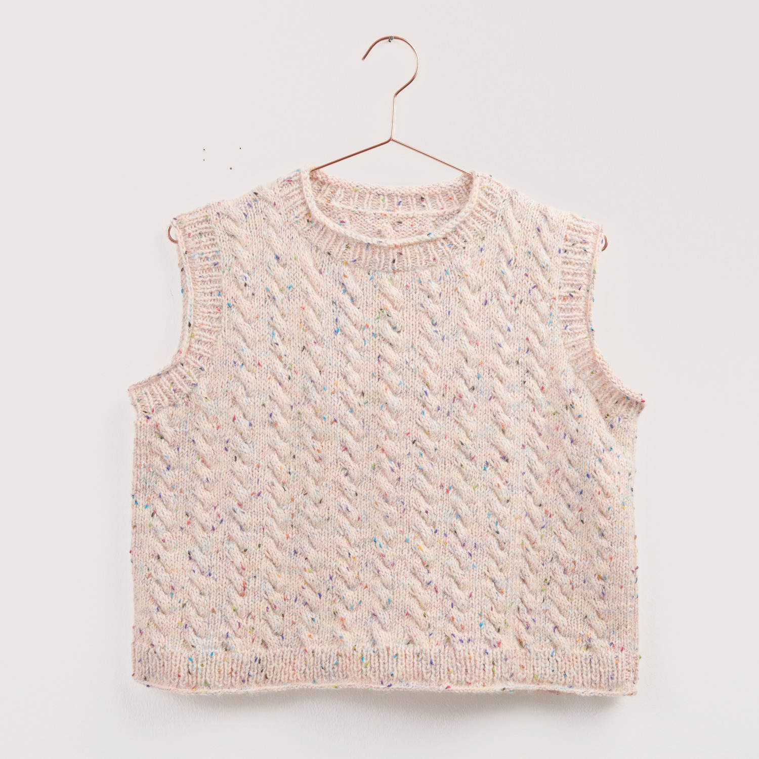 Creative Make It Tweed: Handgestrickter ärmelloser Pullover in Multicolor von Rico Design.
