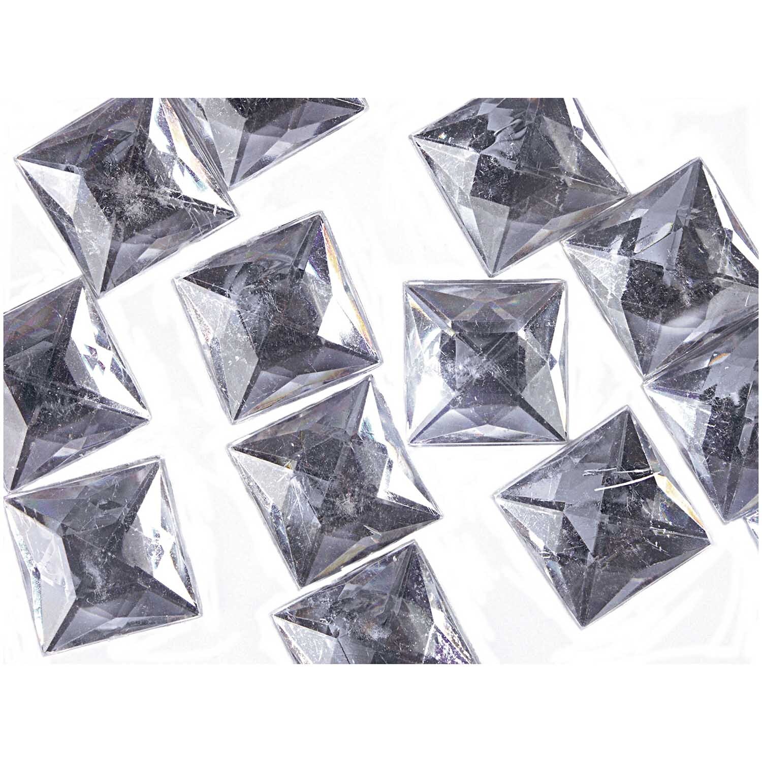 Strass Quadrat transparent ca. 25 Stück von Rico Design, funkelnde, klare quadratische Steine auf weißem Hintergrund.