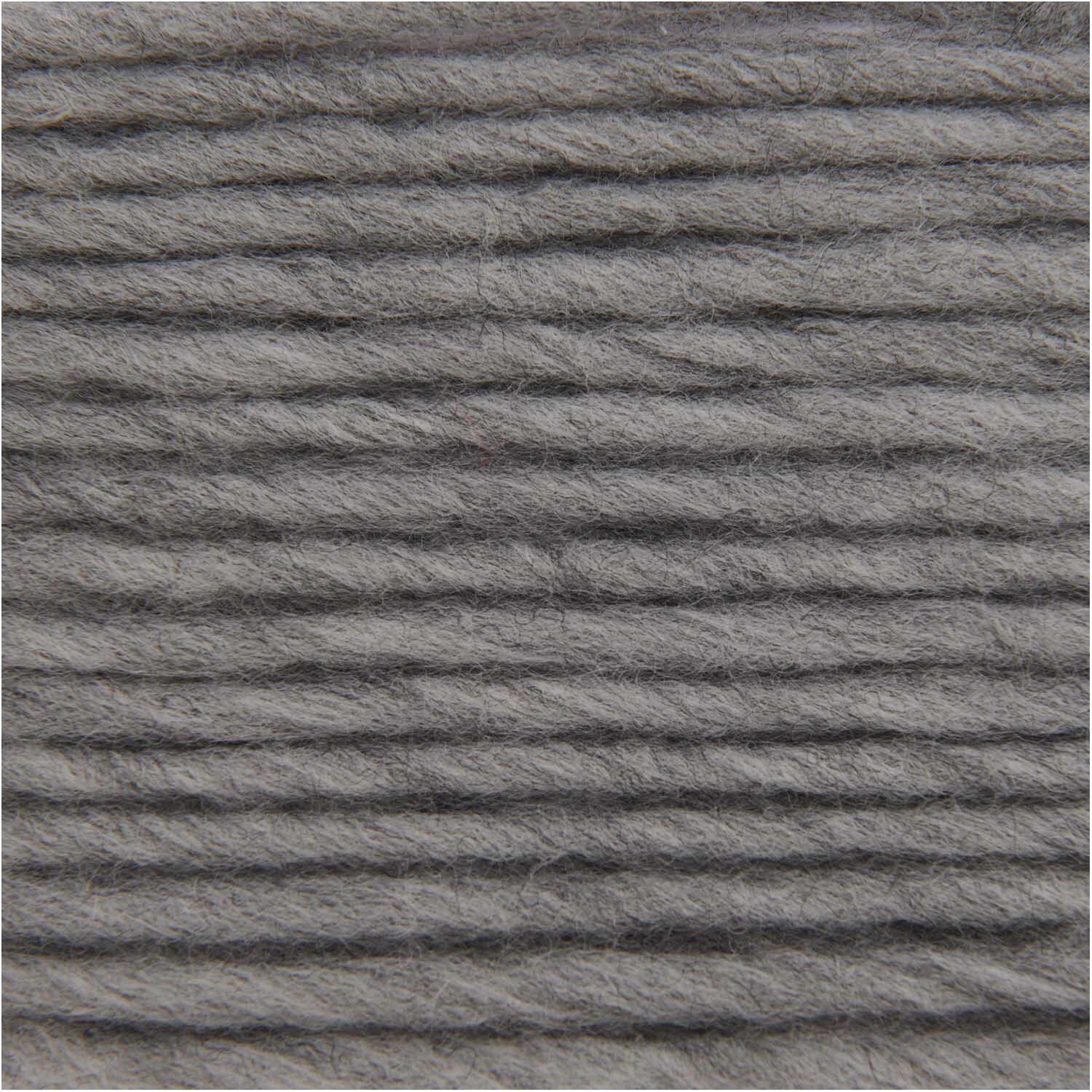 Essentials Super aran von Rico Design in Grau, 50g 100m. Nahaufnahme von weicher, grauer Wolle. Ideal für Strickprojekte.