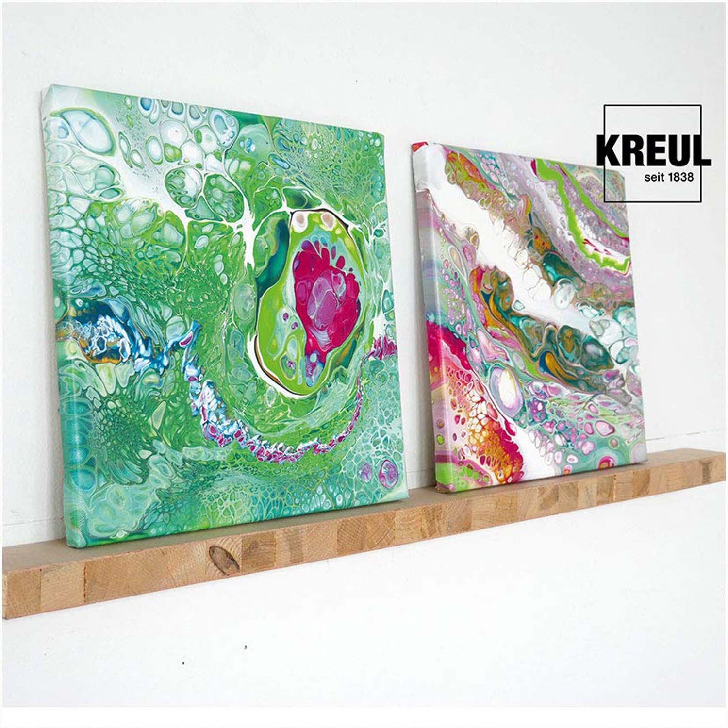 Solo Goya Silikonöl 20ml: Zwei farbenfrohe Acrylbilder auf Holzregal, ideal für kreative Kunstwerke.