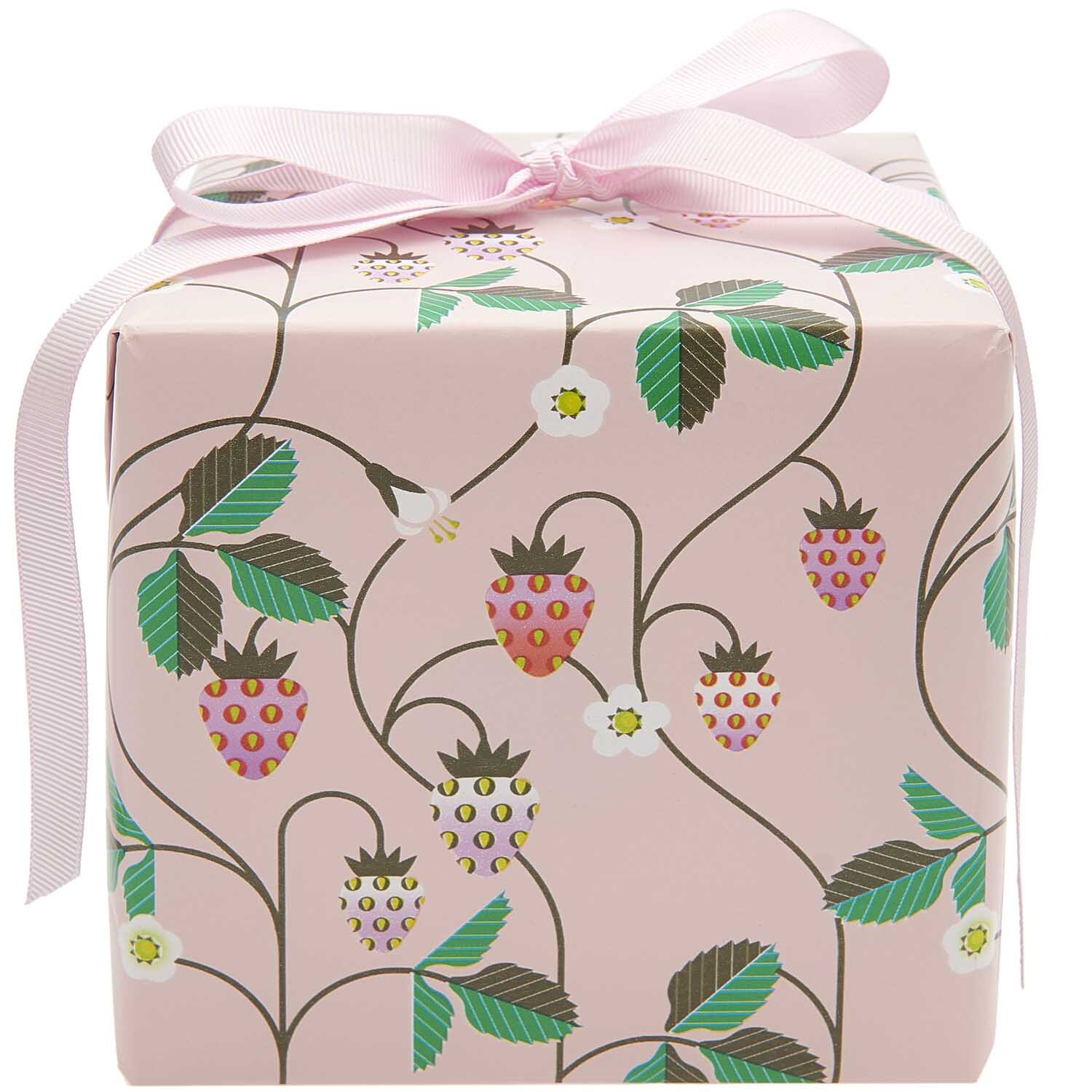 Paper Poetry Geschenkpapier mit Erdbeermuster, verpackt als Geschenk mit rosa Schleife. Marke: Rico Design.