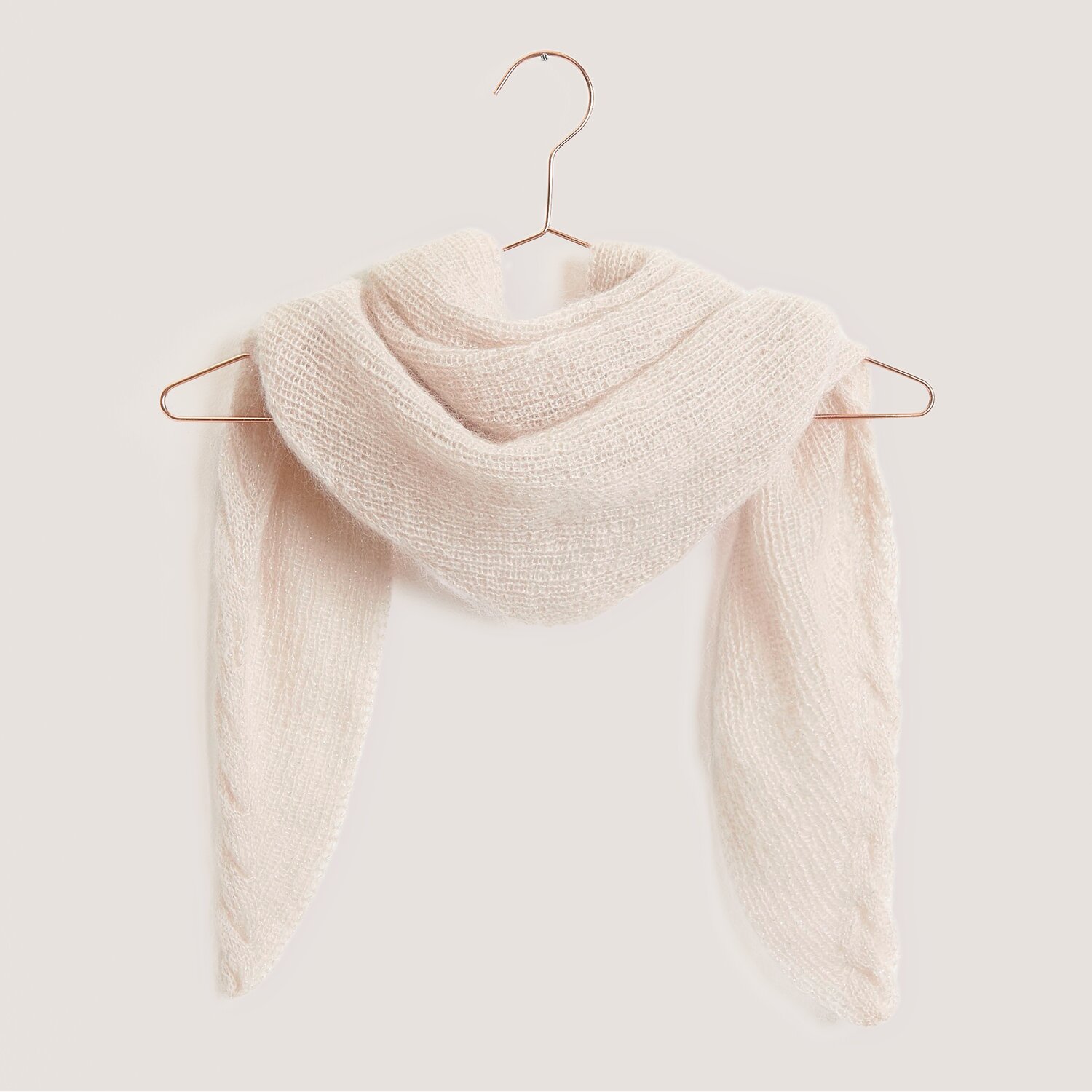 Strickset Dreieckstuch Modell 04 aus weichem Mohair-Seide-Garn in Natur auf einem Kleiderbügel.
