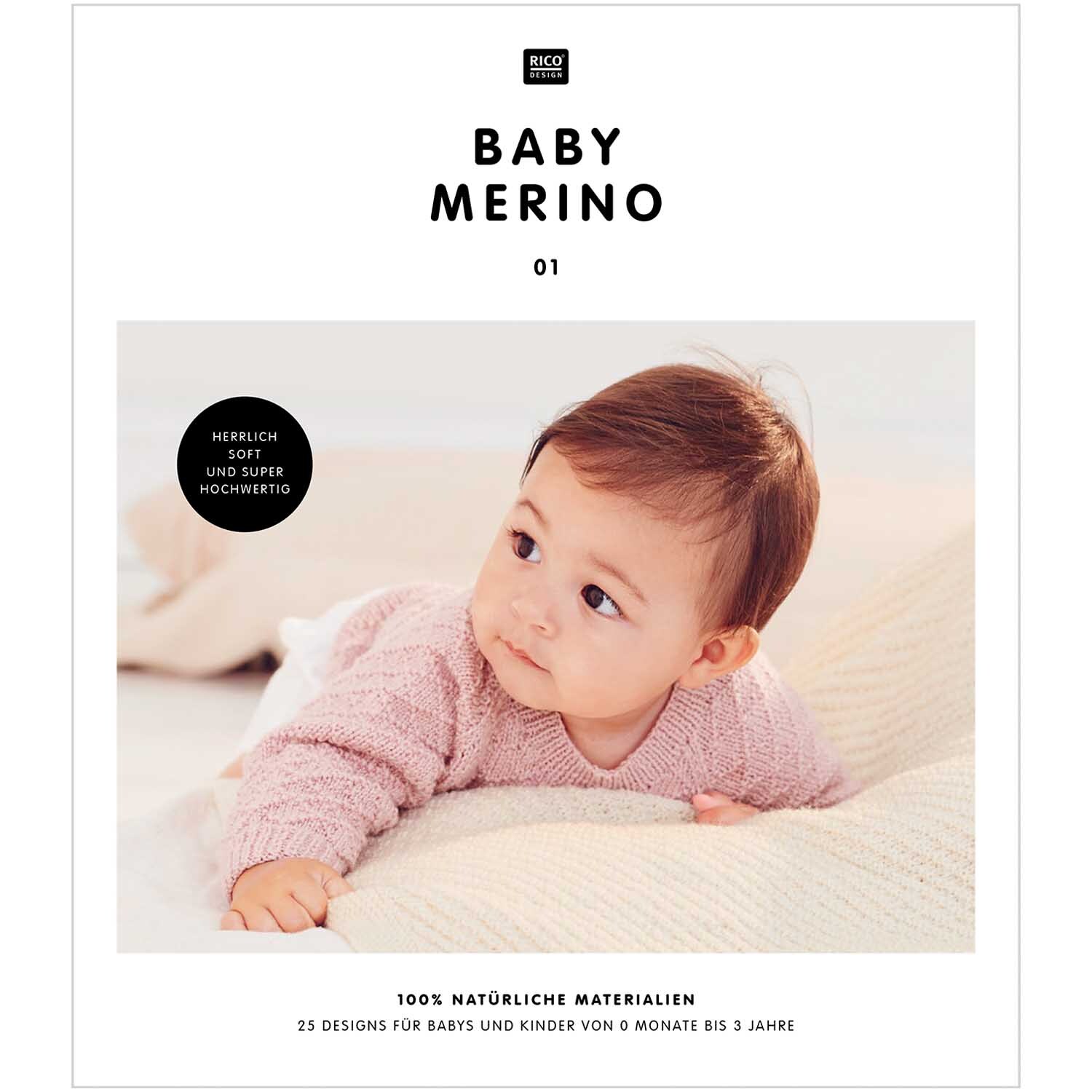 Baby Merino 01: Ein Baby in rosa Strickkleidung liegt auf einer cremefarbenen Decke. Marke: Rico Design.
