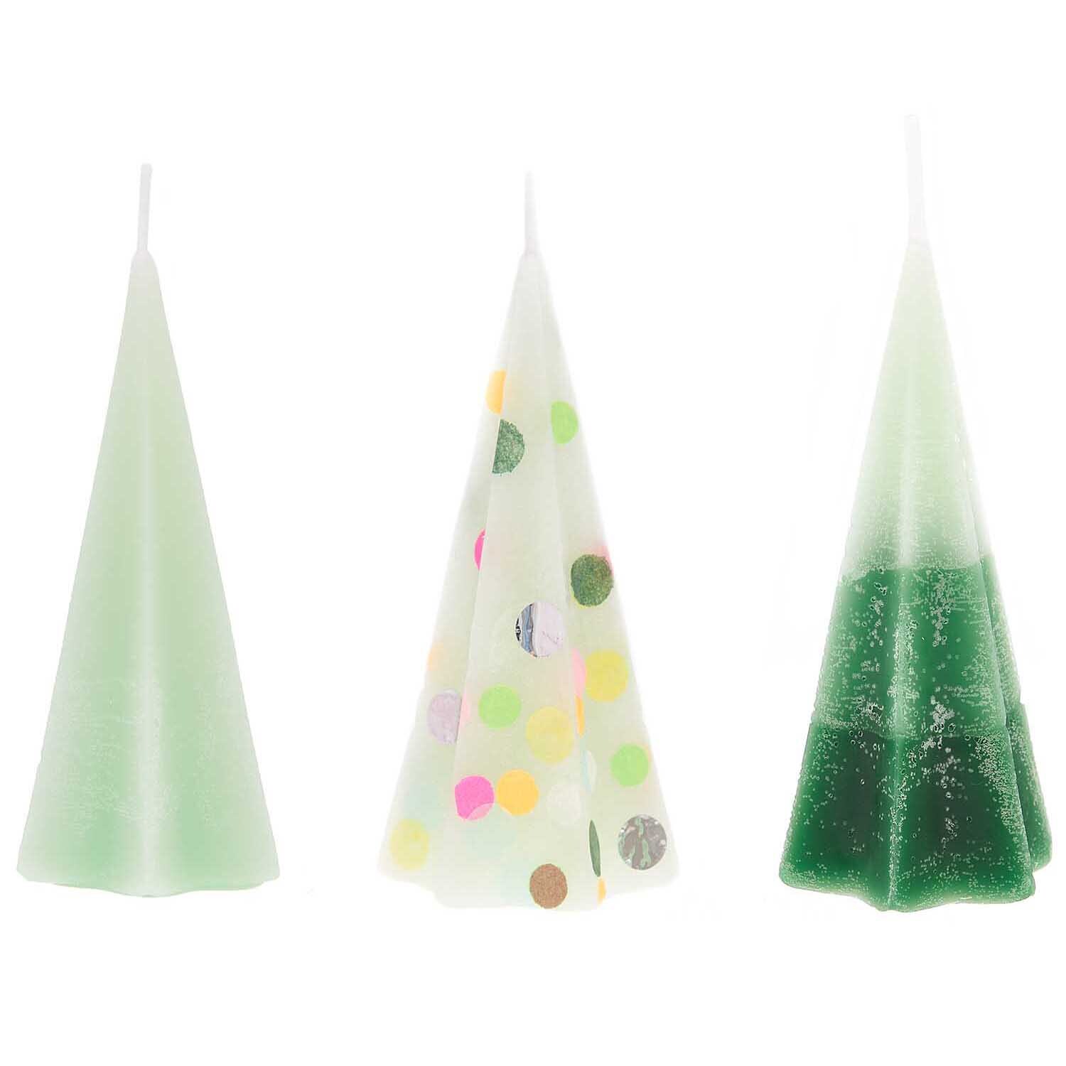 Kerzengießform Sternenkegel 70x70x135mm: Drei grüne Kegelkerzen, eine mit bunten Punkten, von Rico Design.