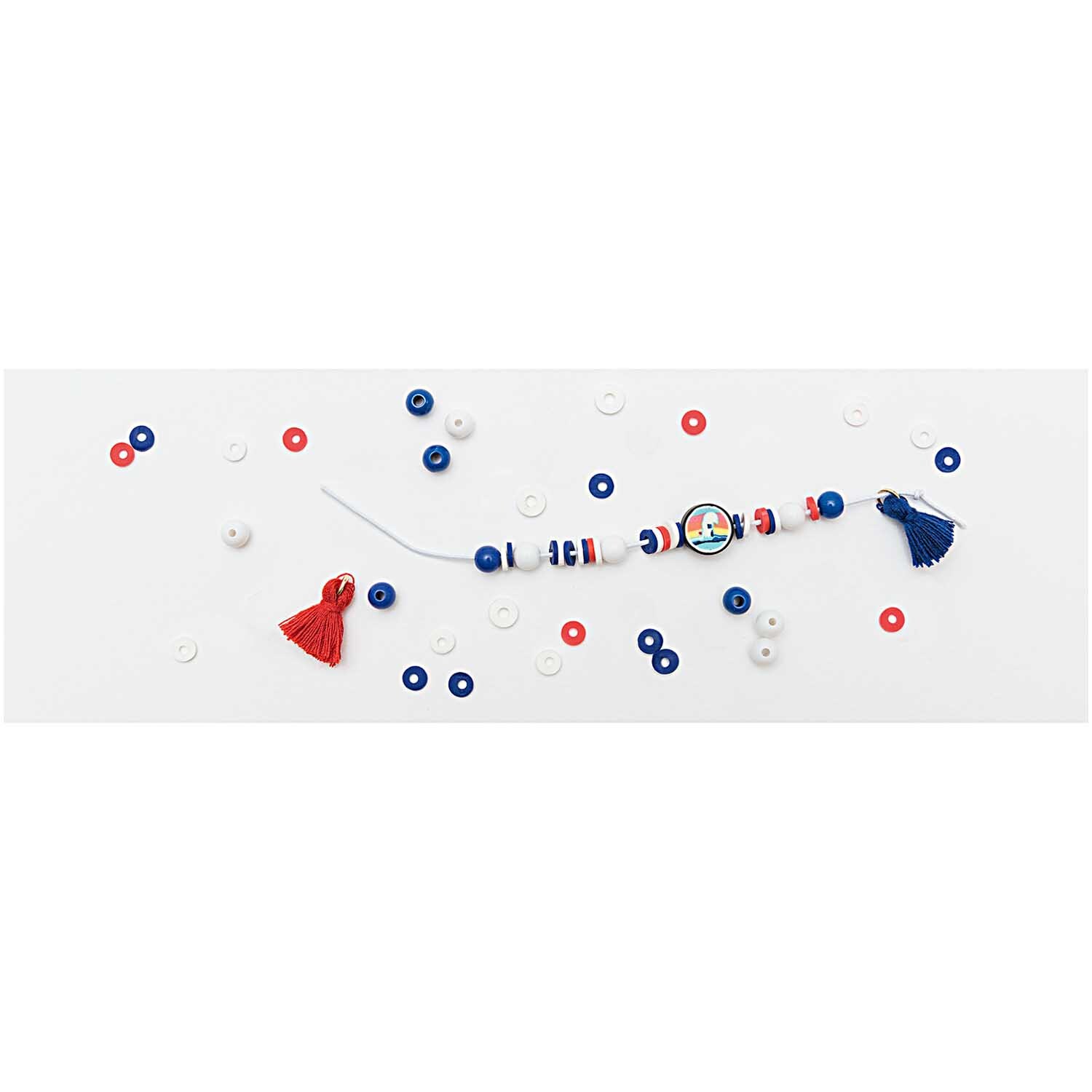 Mini Perlen Armband Set blau-rot von Rico Design mit bunten Perlen und Quasten auf weißem Hintergrund.