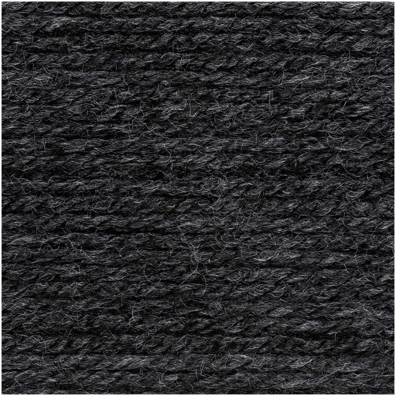 Basic Soft Acryl dk von Rico Design in Mittelgrau, 50g 155m. Nahaufnahme der weichen, strukturierten Acrylwolle.