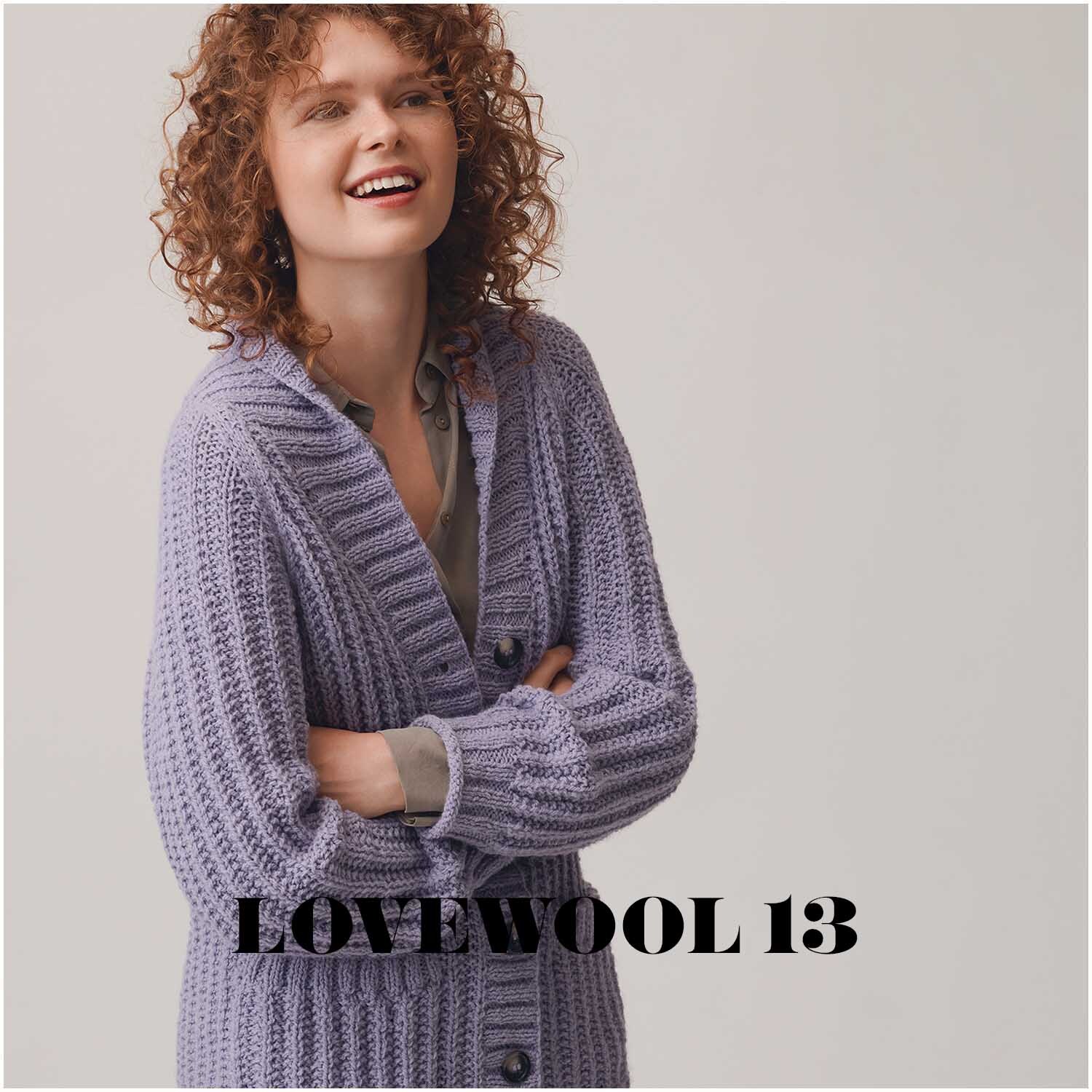 Creative Soft Wool aran: Frau trägt einen gestrickten lavendelfarbenen Cardigan von Rico Design.