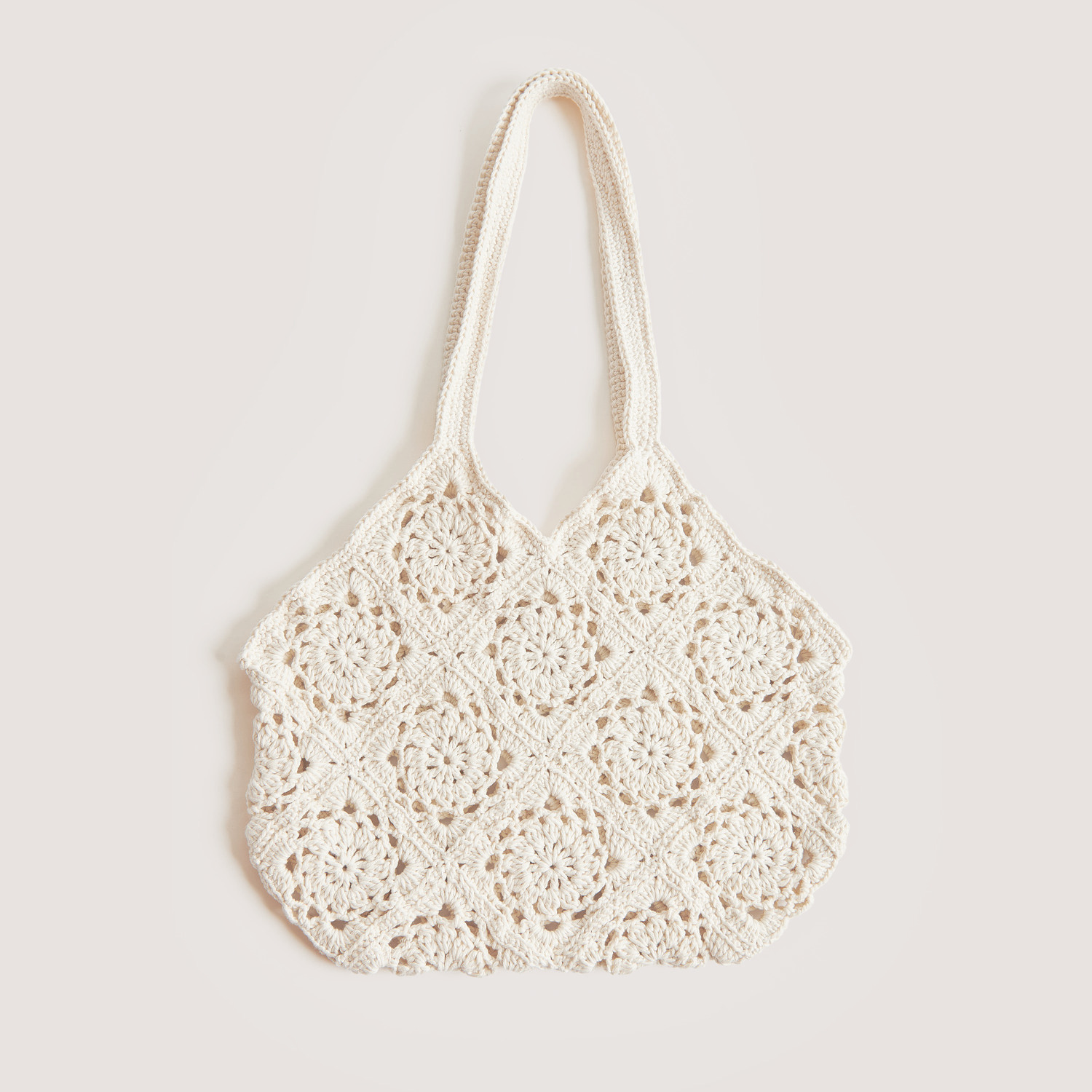 Granny Square Tasche auf grauem Hintergrund – zum Häkelset