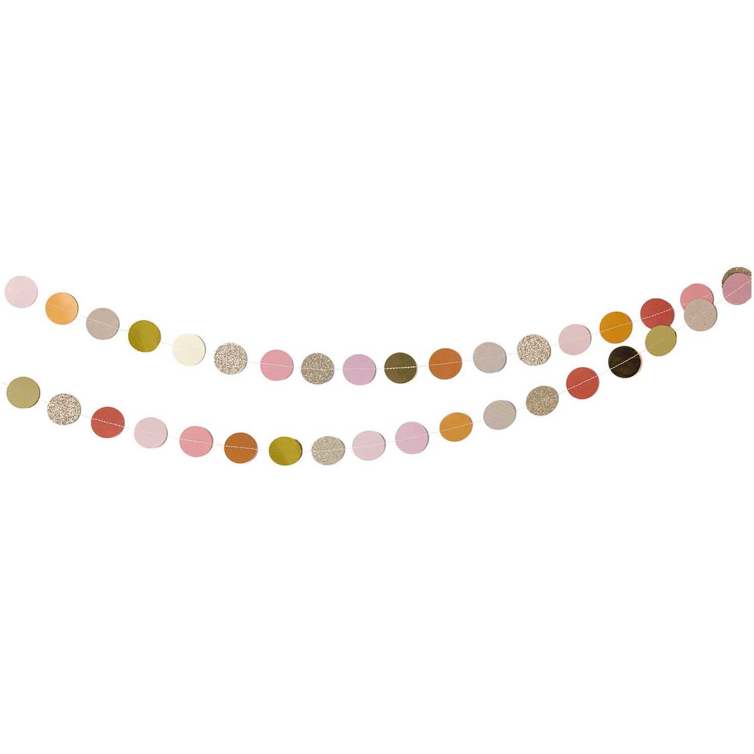 Genähte Girlande Kreise natur-rosa 2m von Rico Design: Bunte, runde Kreise in natürlichen und rosa Tönen, dekorativ aneinandergereiht.