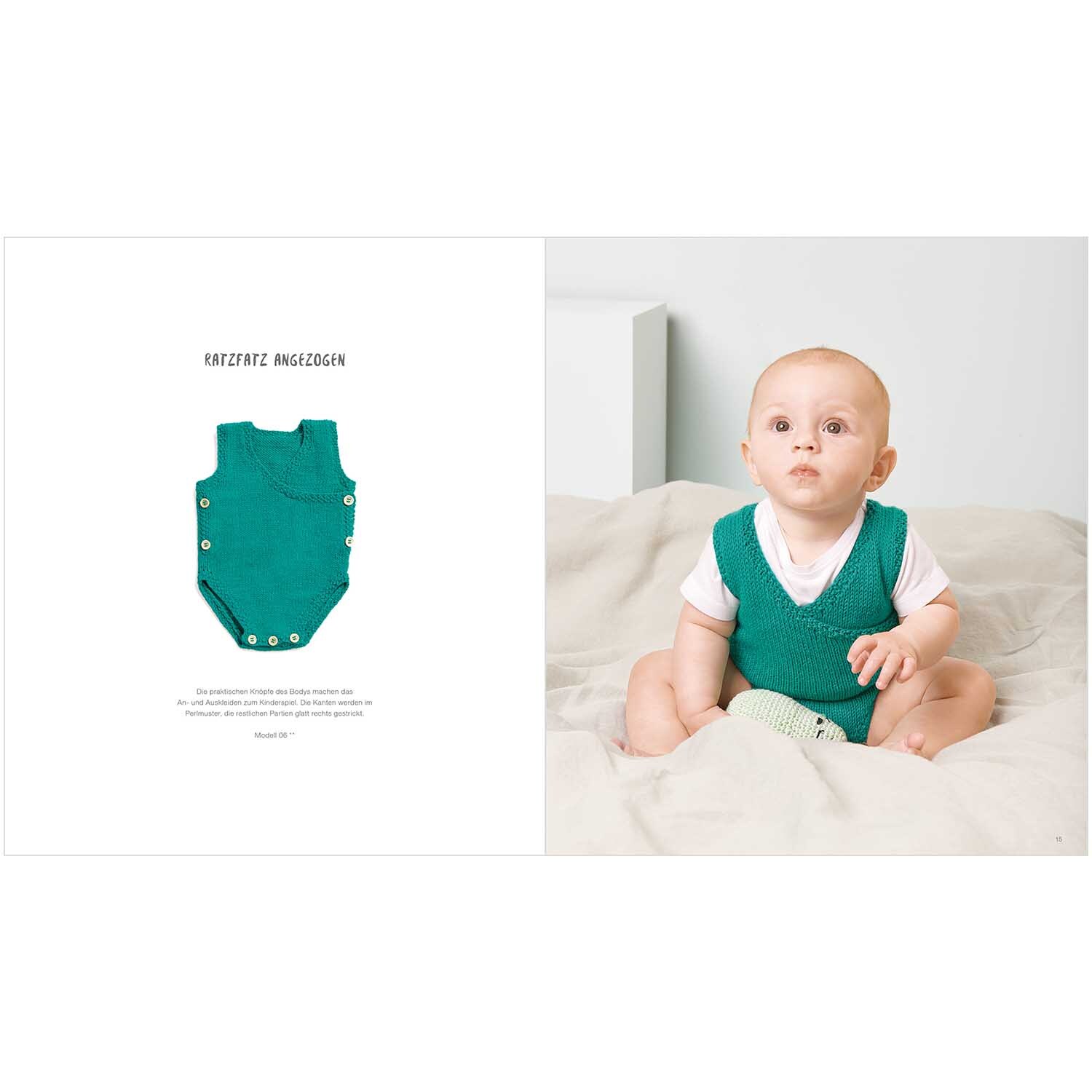 Rico Baby 036: Ein Baby in einem grünen Strampler von Rico Design sitzt auf einer cremefarbenen Decke.