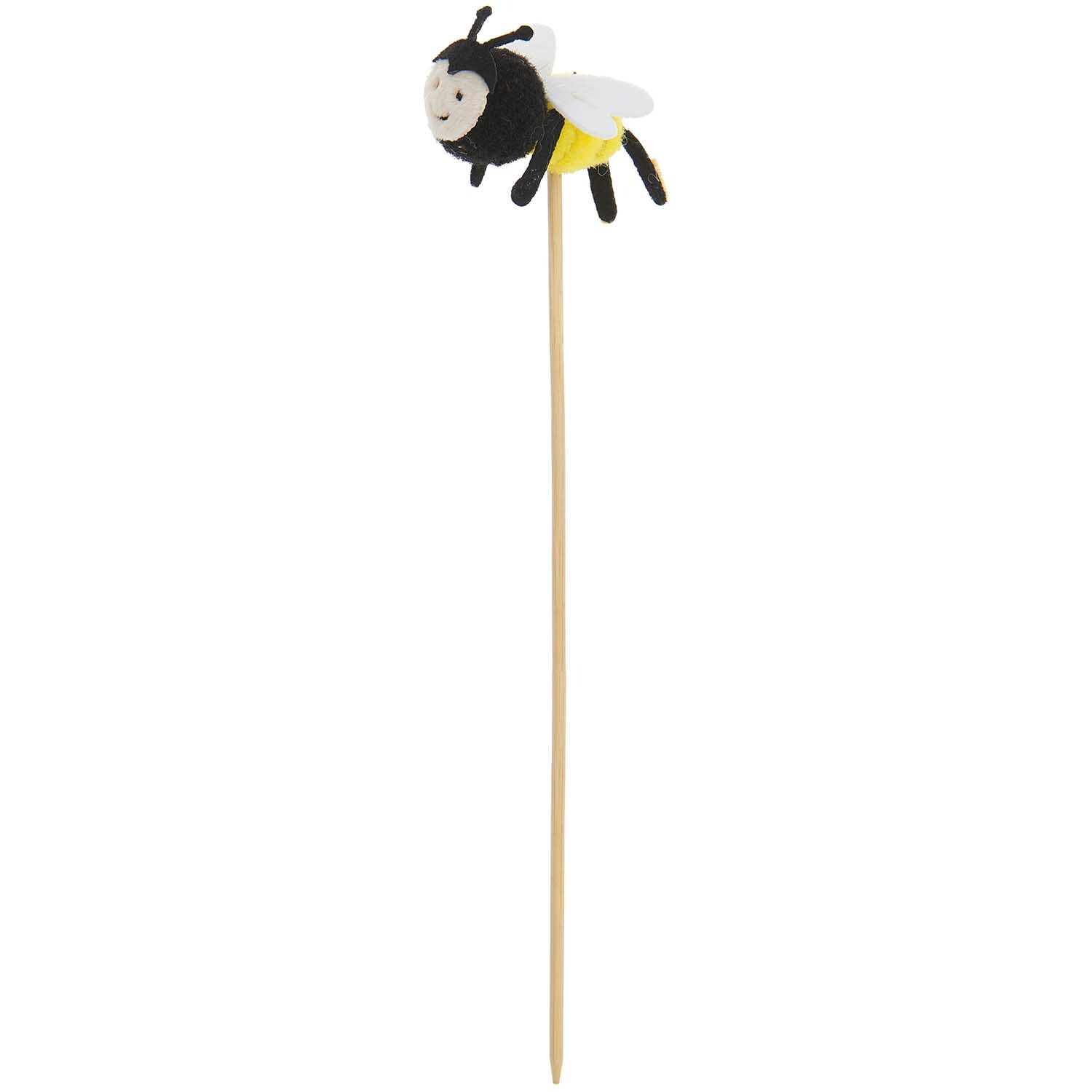 Deko-Stecker fliegende Biene 23cm von Rico Design: Niedliche Biene auf einem langen Holzstab. Ideal für Garten- oder Pflanzendekoration.