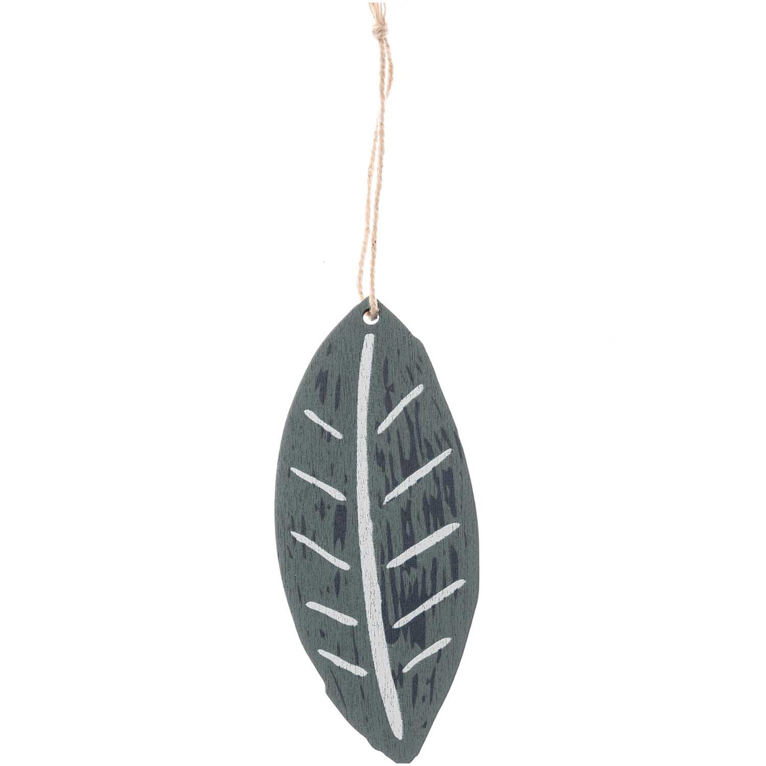 Hänger Blatt grün 1 Stück von Rico Design: Dekorativer Anhänger in Blattform mit Aufhängeschnur.