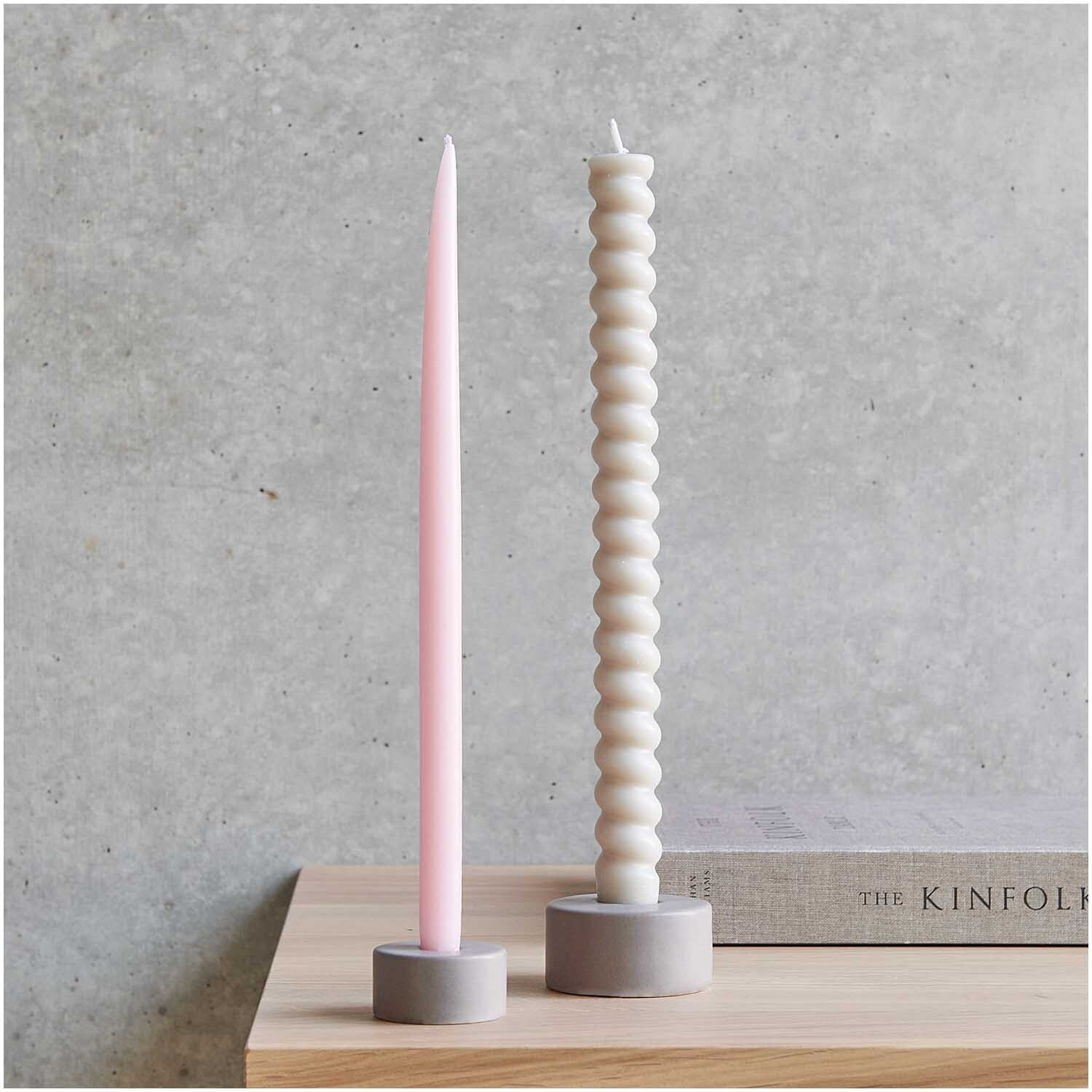 Keramikkerzenhalter 4,5x2,25cm von Rico Design in modernem Design, hält zwei elegante Kerzen auf einem Holztisch vor einer Betonwand.