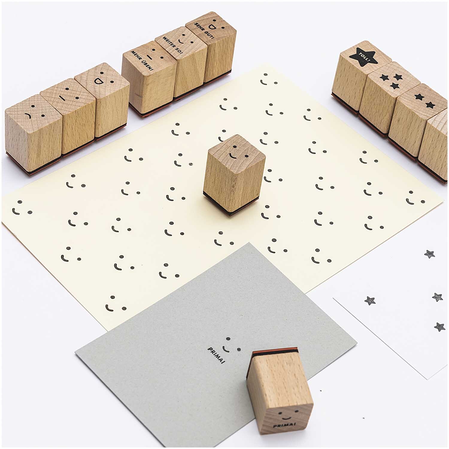 Paper Poetry Stempelset Lehrer, 13-teilig, von Rico Design. Enthält Holzstempel mit verschiedenen Motiven auf Papier. Ideal für kreative Projekte.