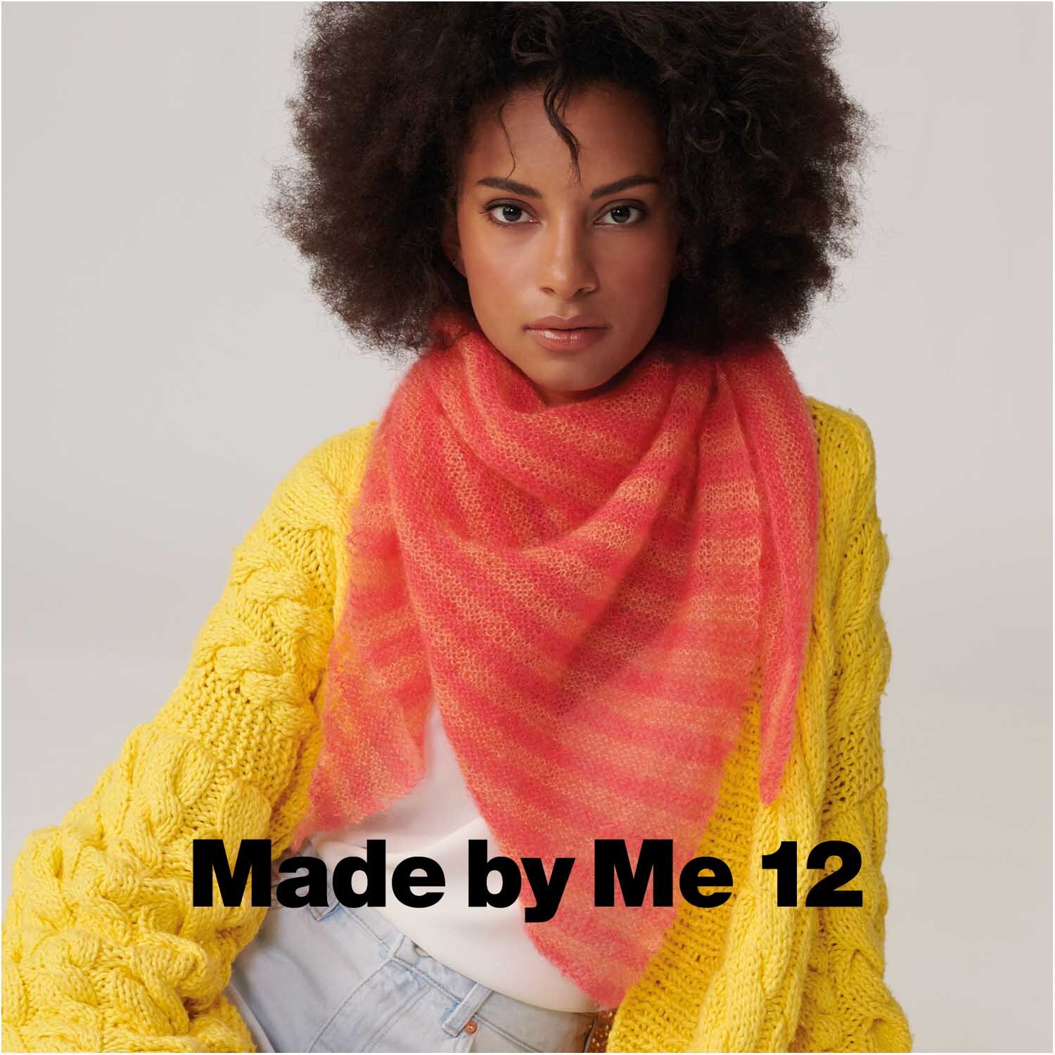 Essentials Super Kid Mohair Loves Silk: Frau trägt azaleefarbenen Schal, kombiniert mit gelbem Strickpullover, von Rico Design.