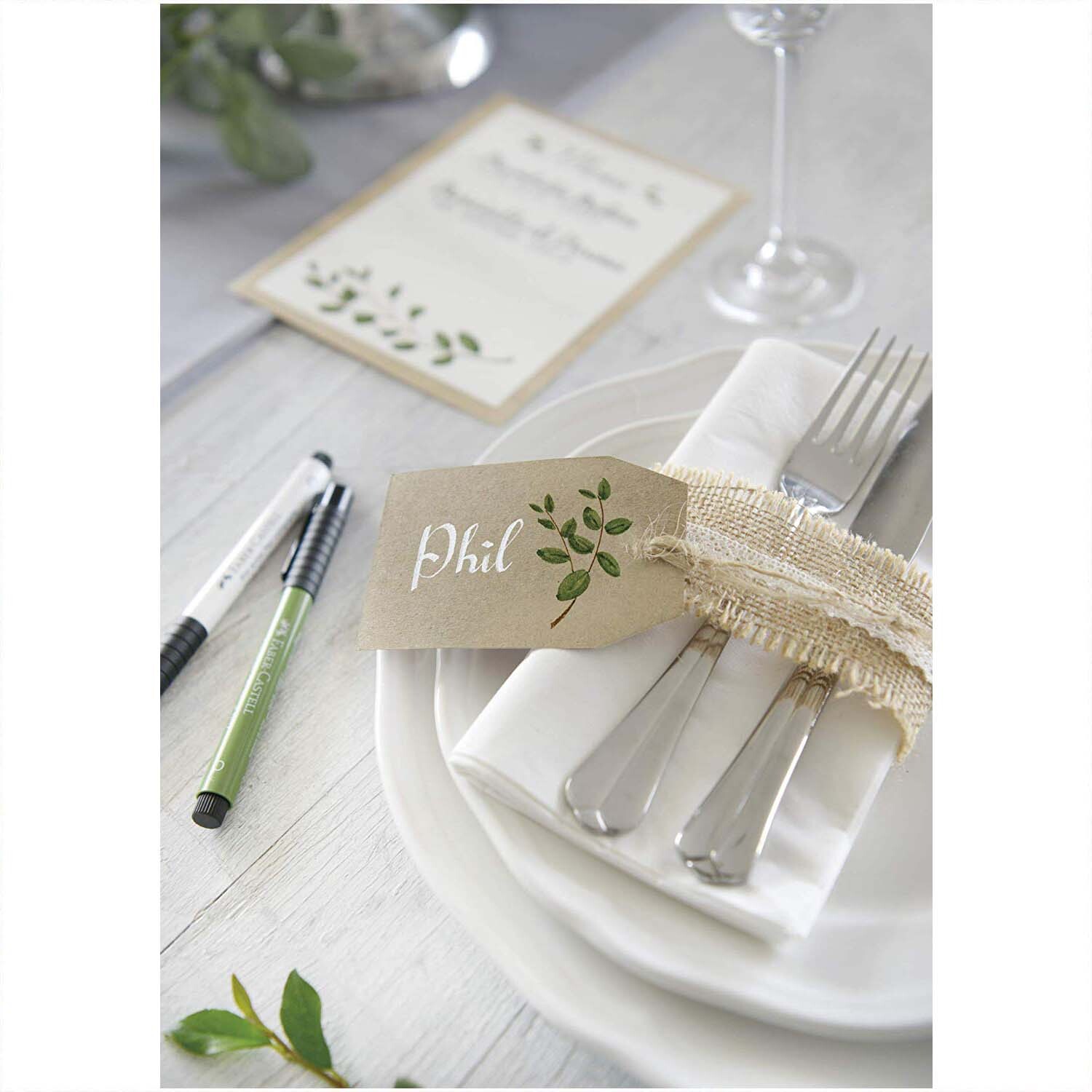 Tuschestift Pitt Artist Pen Calligraphy 6 Stück neben elegant gedecktem Tisch mit Besteck und Namenskarte. Ideal für kreative Kalligrafie.